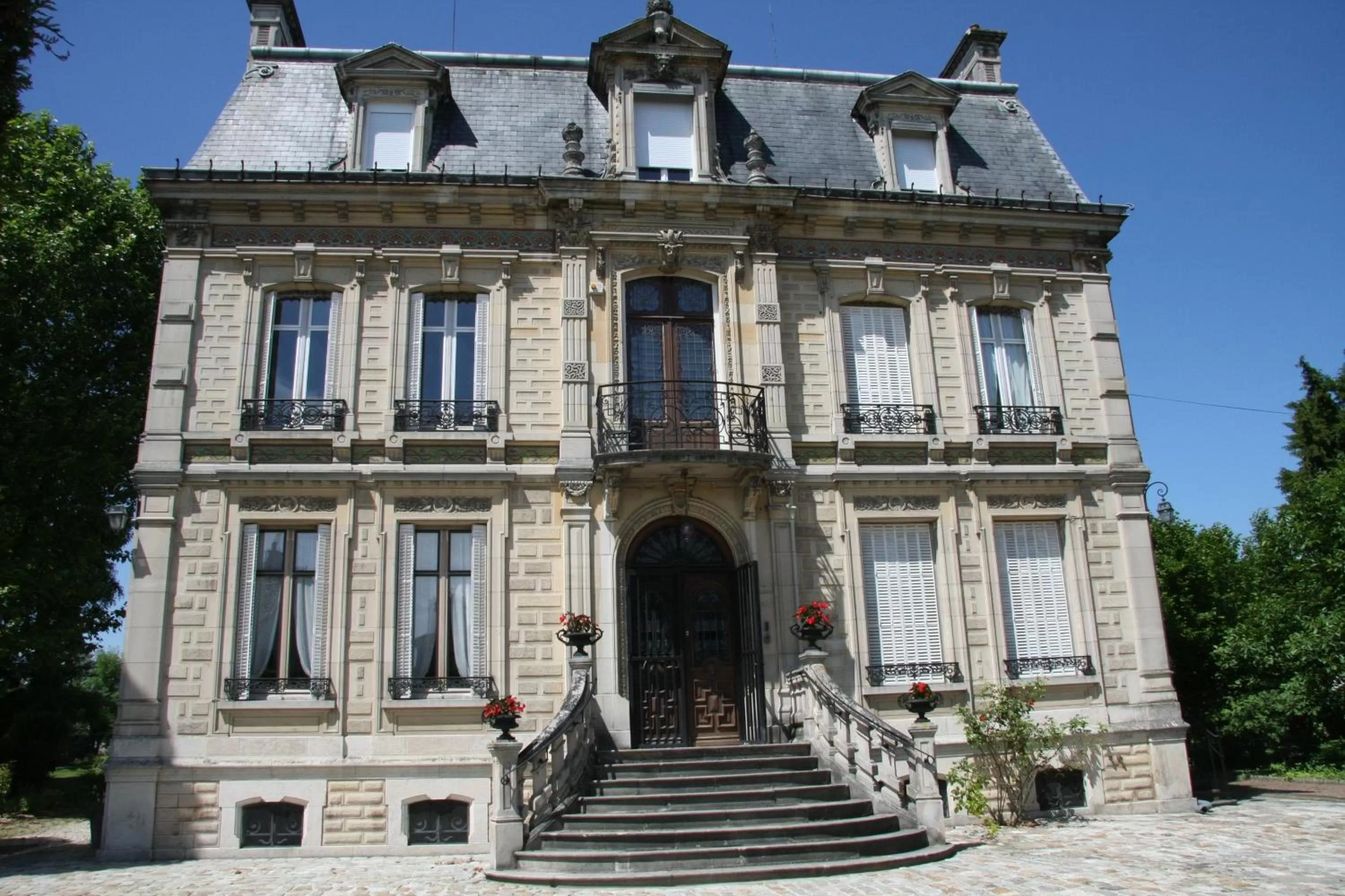 Property building in Villa Primerose