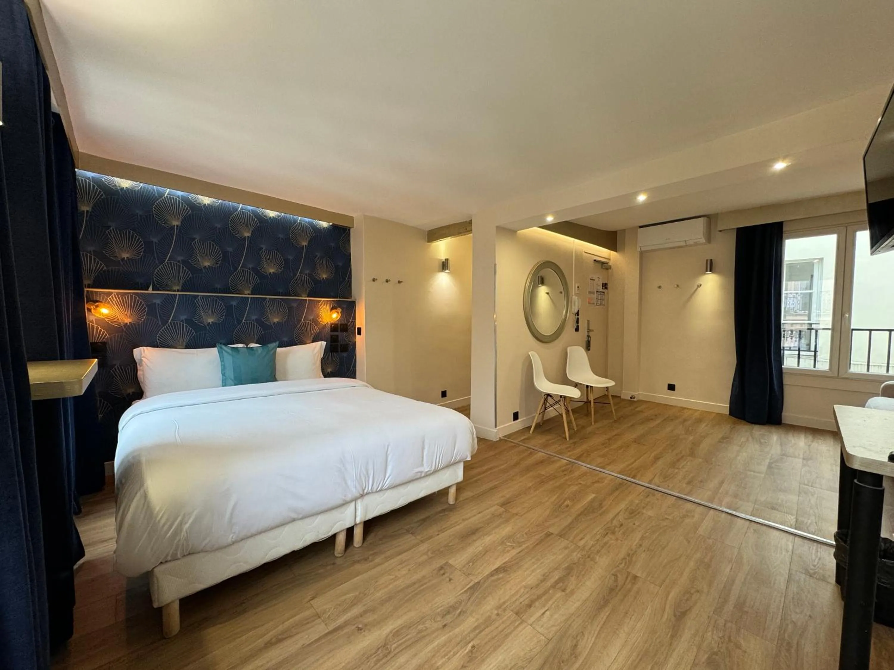Property building, Bed in Hotel Nation Montmartre