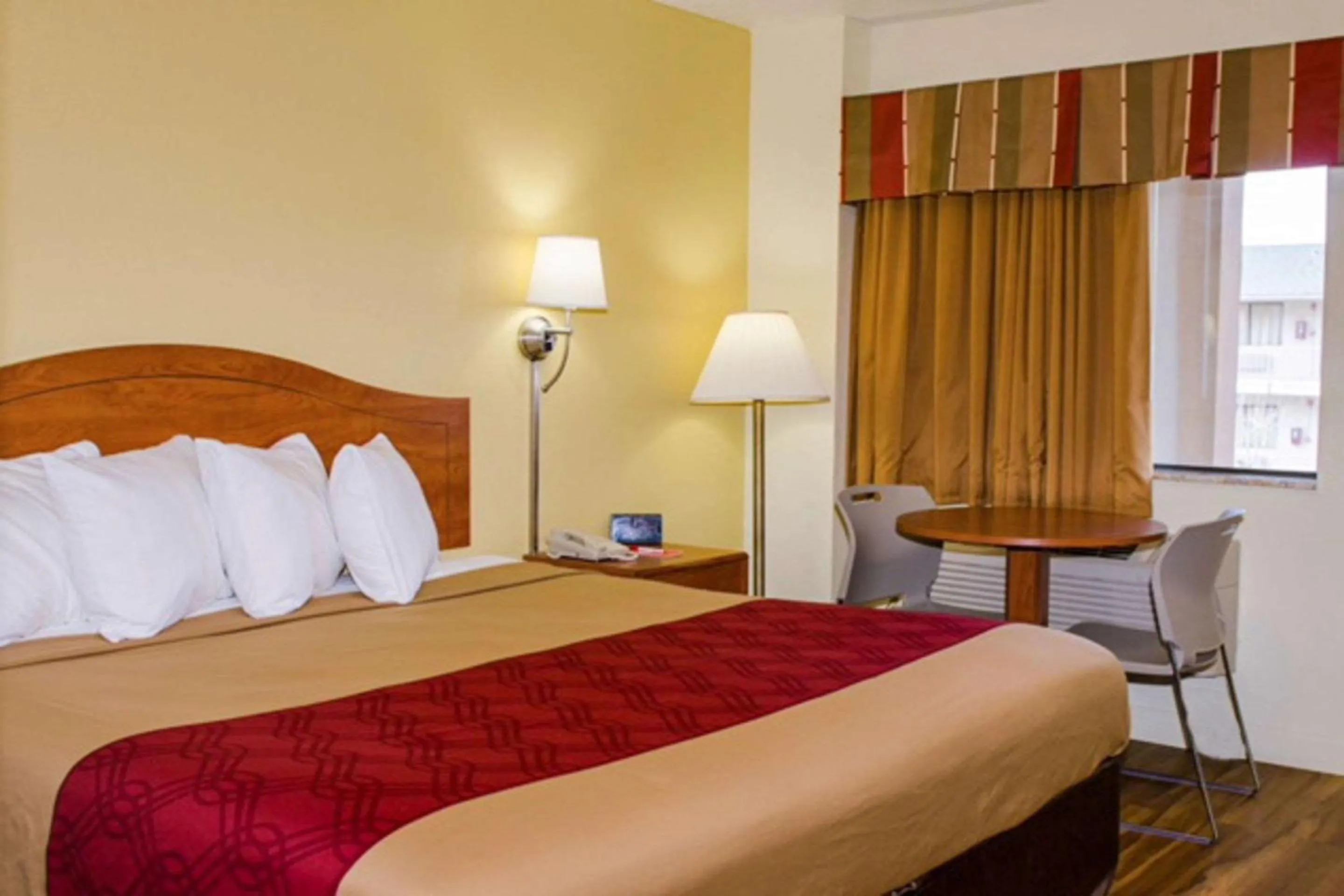 Bedroom, Bed in Econo Lodge Albuquerque East