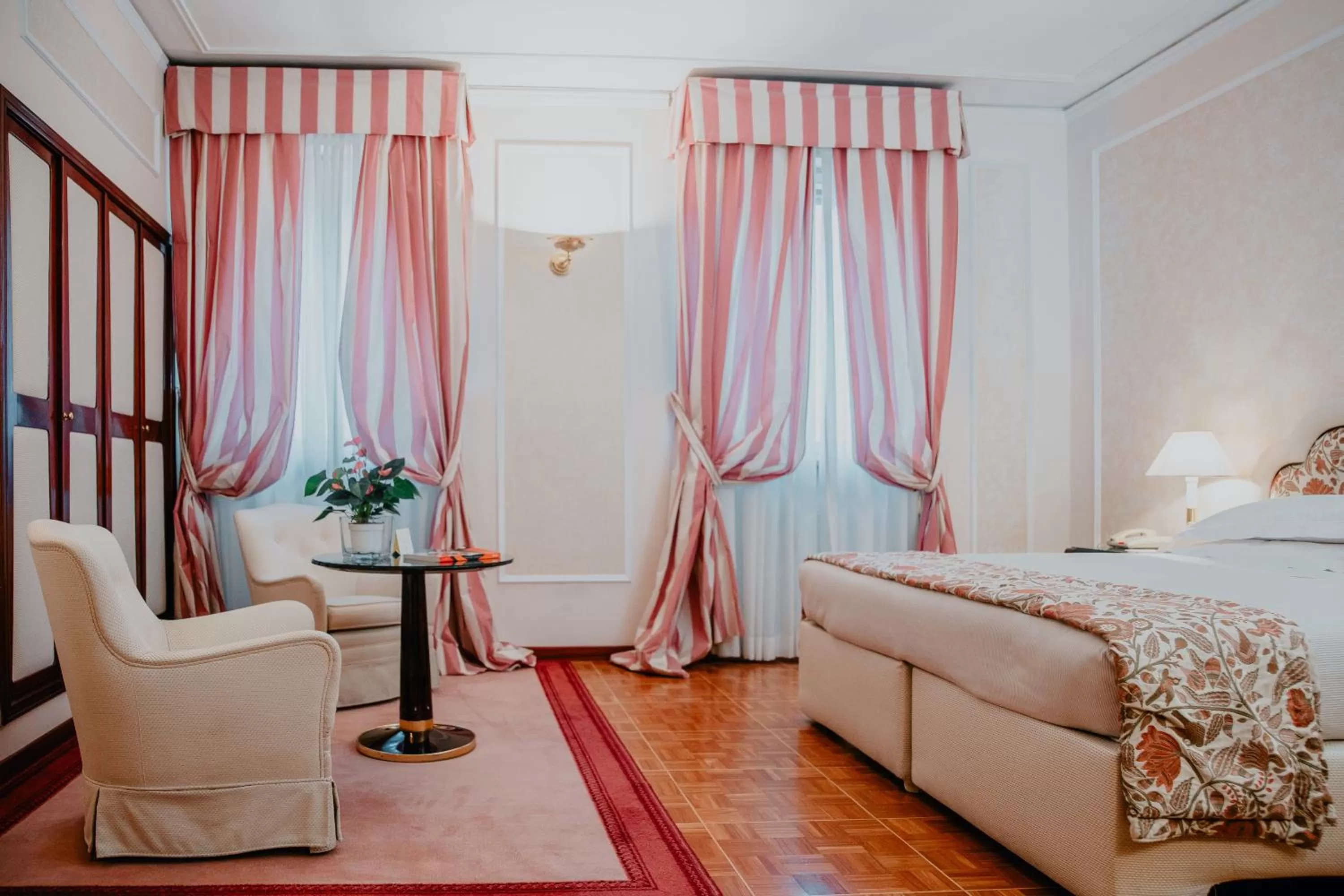 Bed in Hotel De La Ville