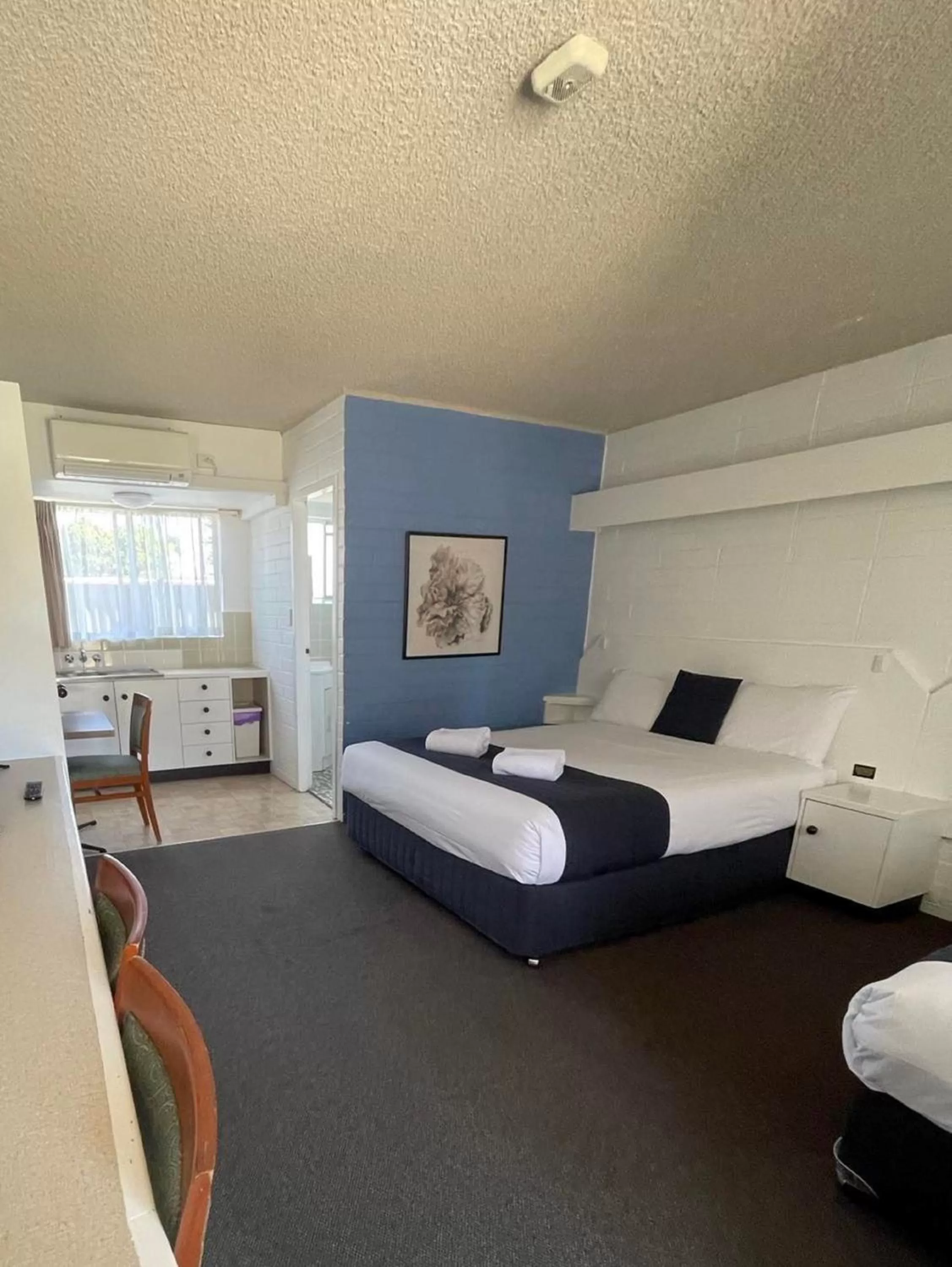 Bed in Forster Motor Inn