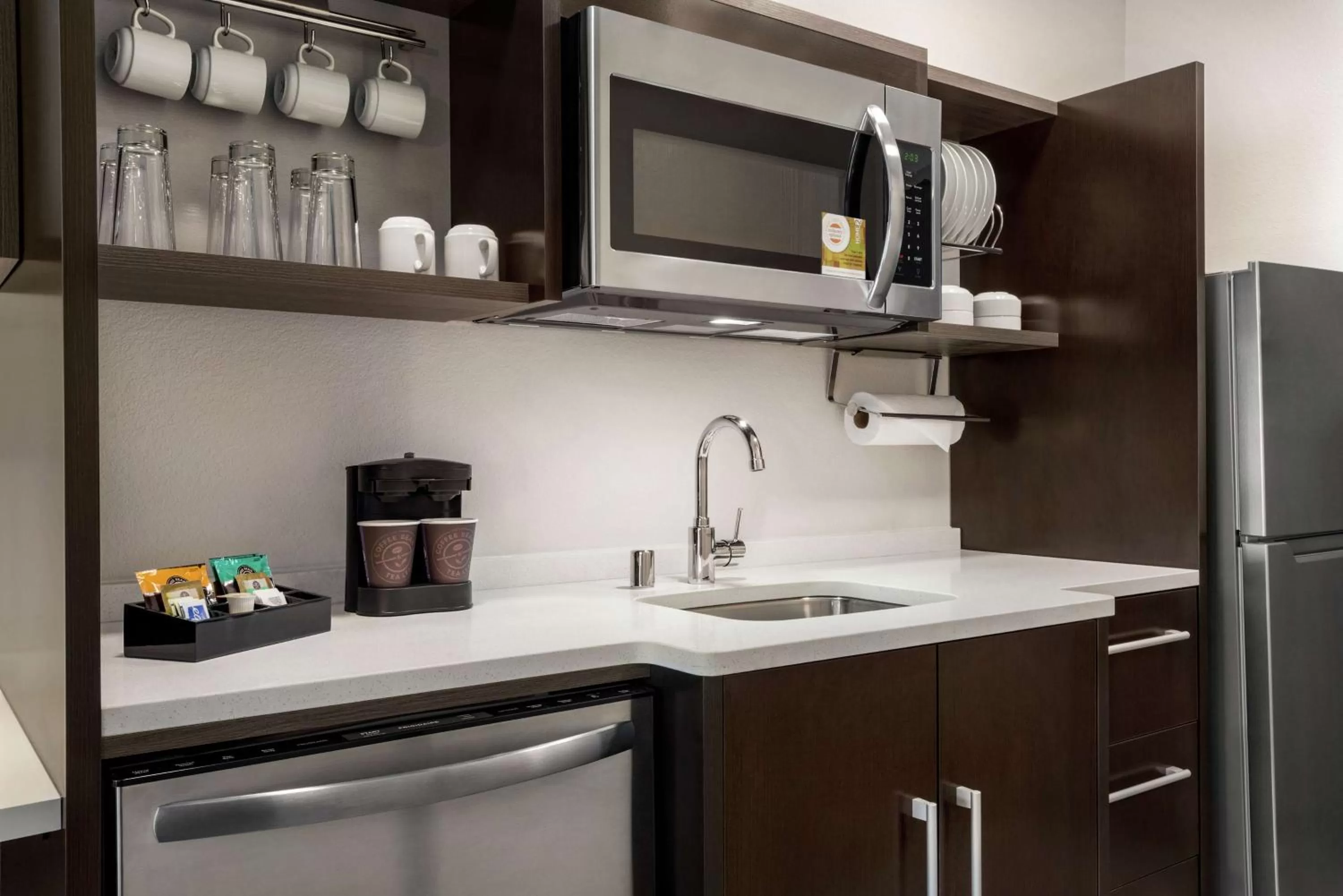 Kitchen or kitchenette in Home2 Suites By Hilton Madison Central Alliant Energy Center