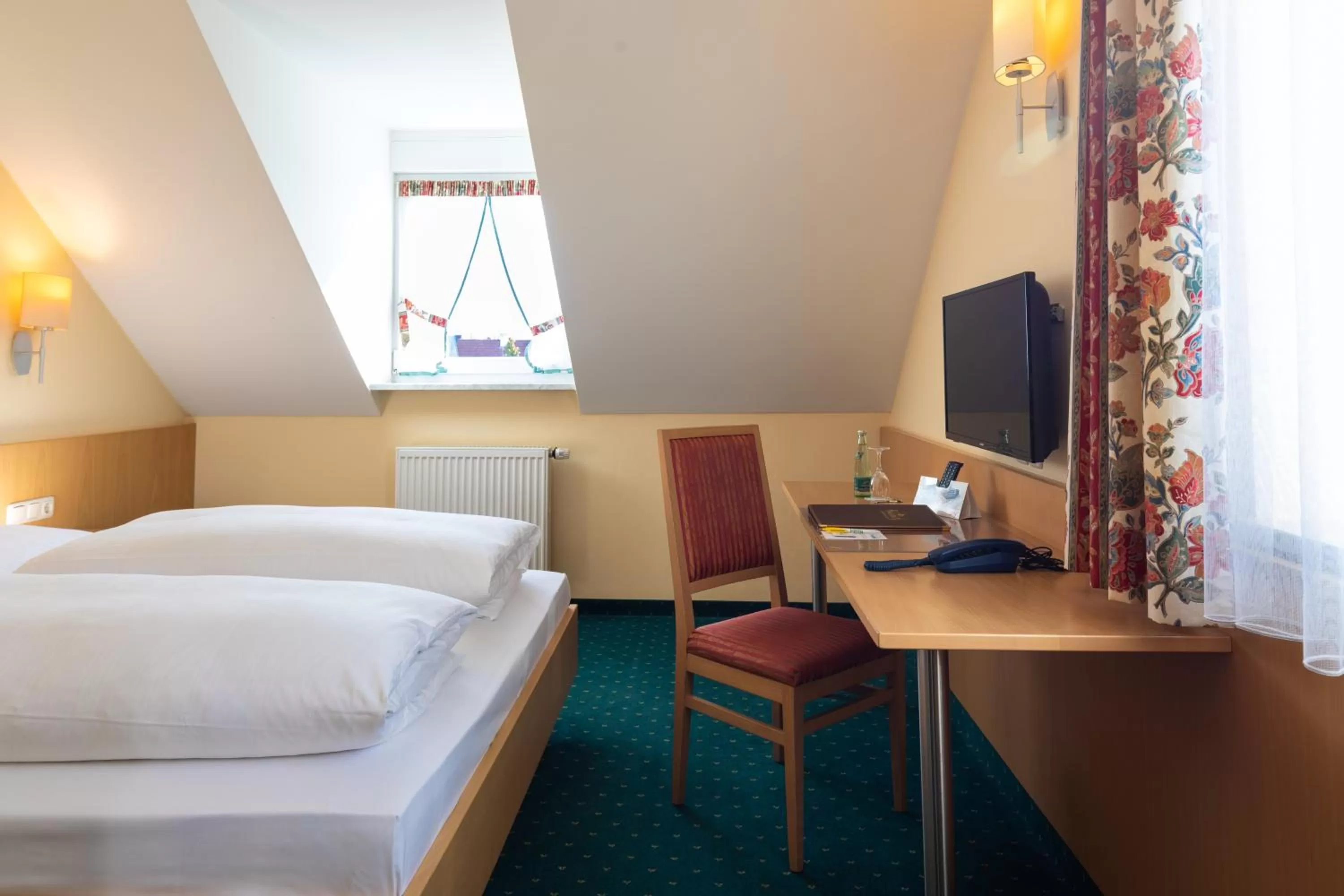 Photo of the whole room, Bed in Landhotel-Restaurant Huberhof Allershausen