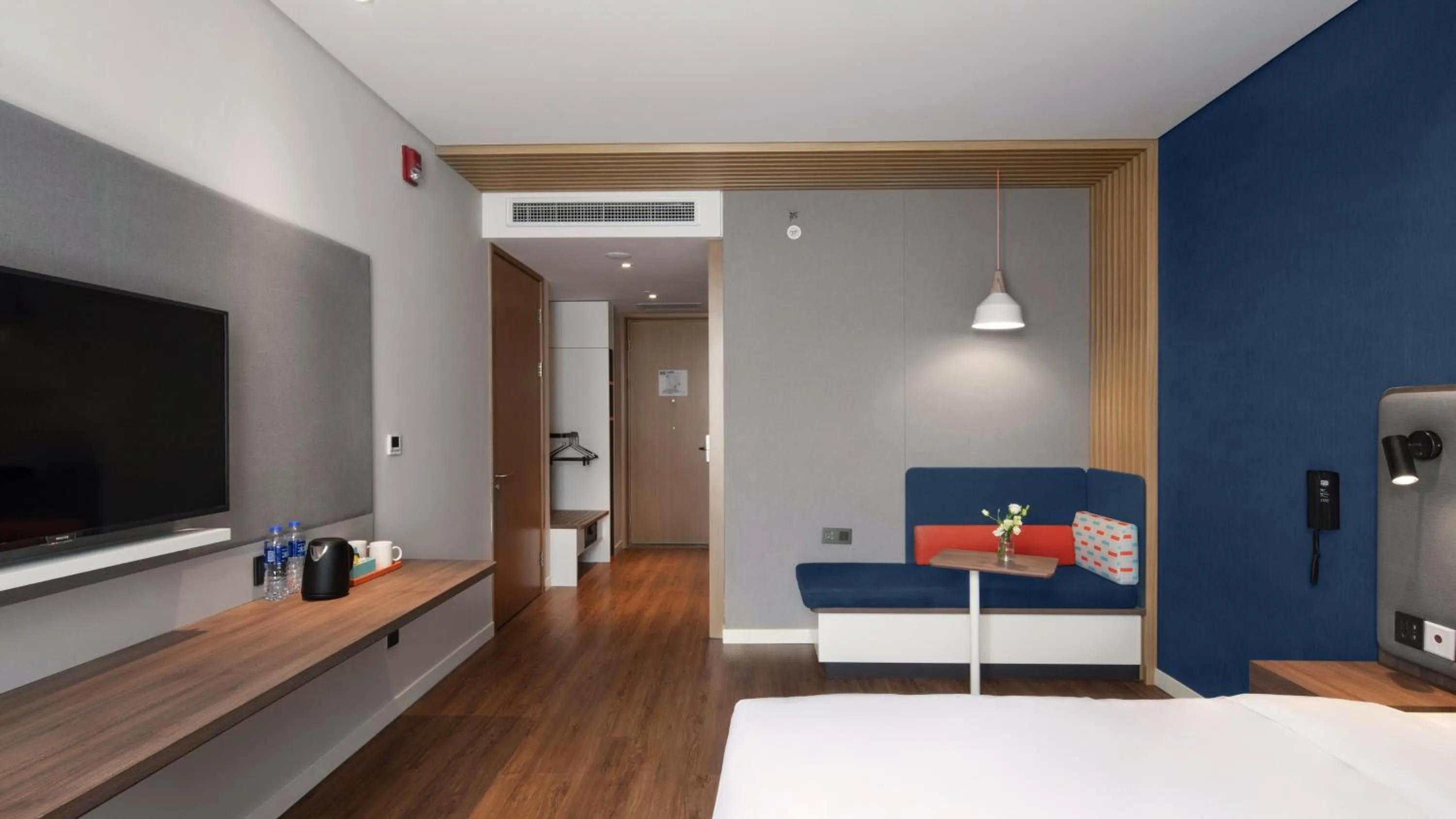 Photo of the whole room, Bed in Holiday Inn Express Shanghai Hongqiao North by IHG