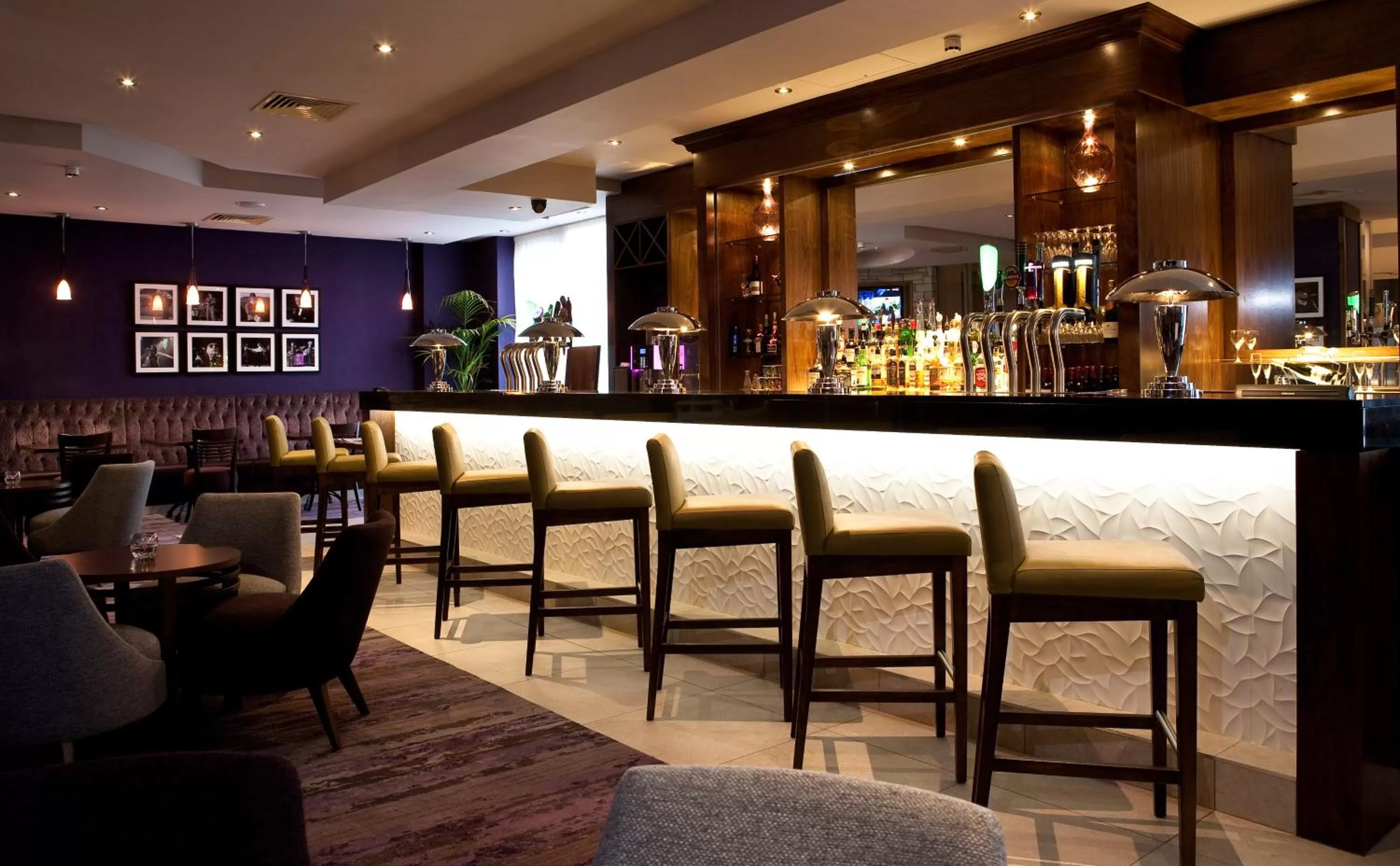 Lounge or bar in Leonardo Hotel Dublin Parnell Street