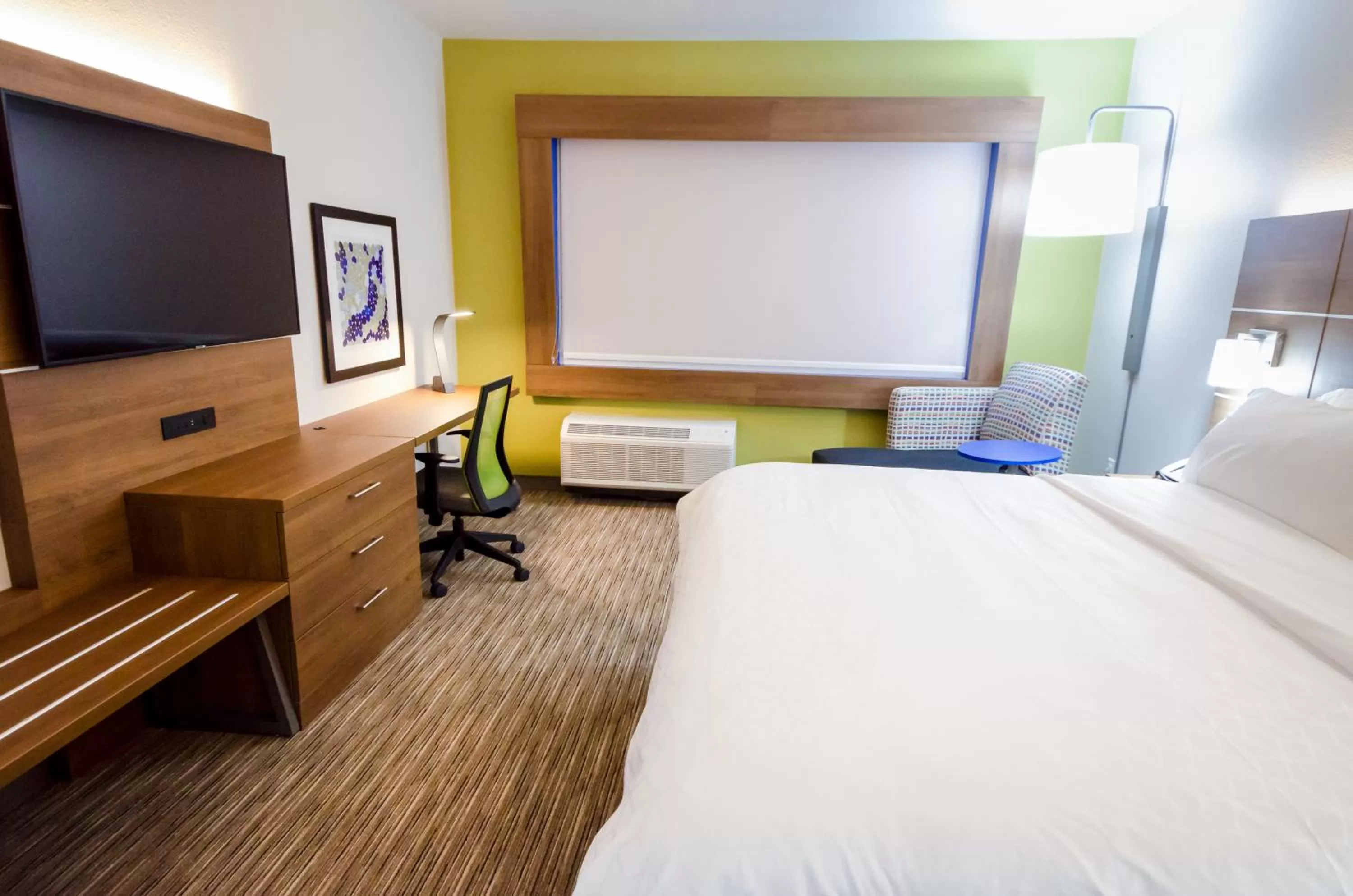 Photo of the whole room, Bed in Holiday Inn Express & Suites Taylor by IHG