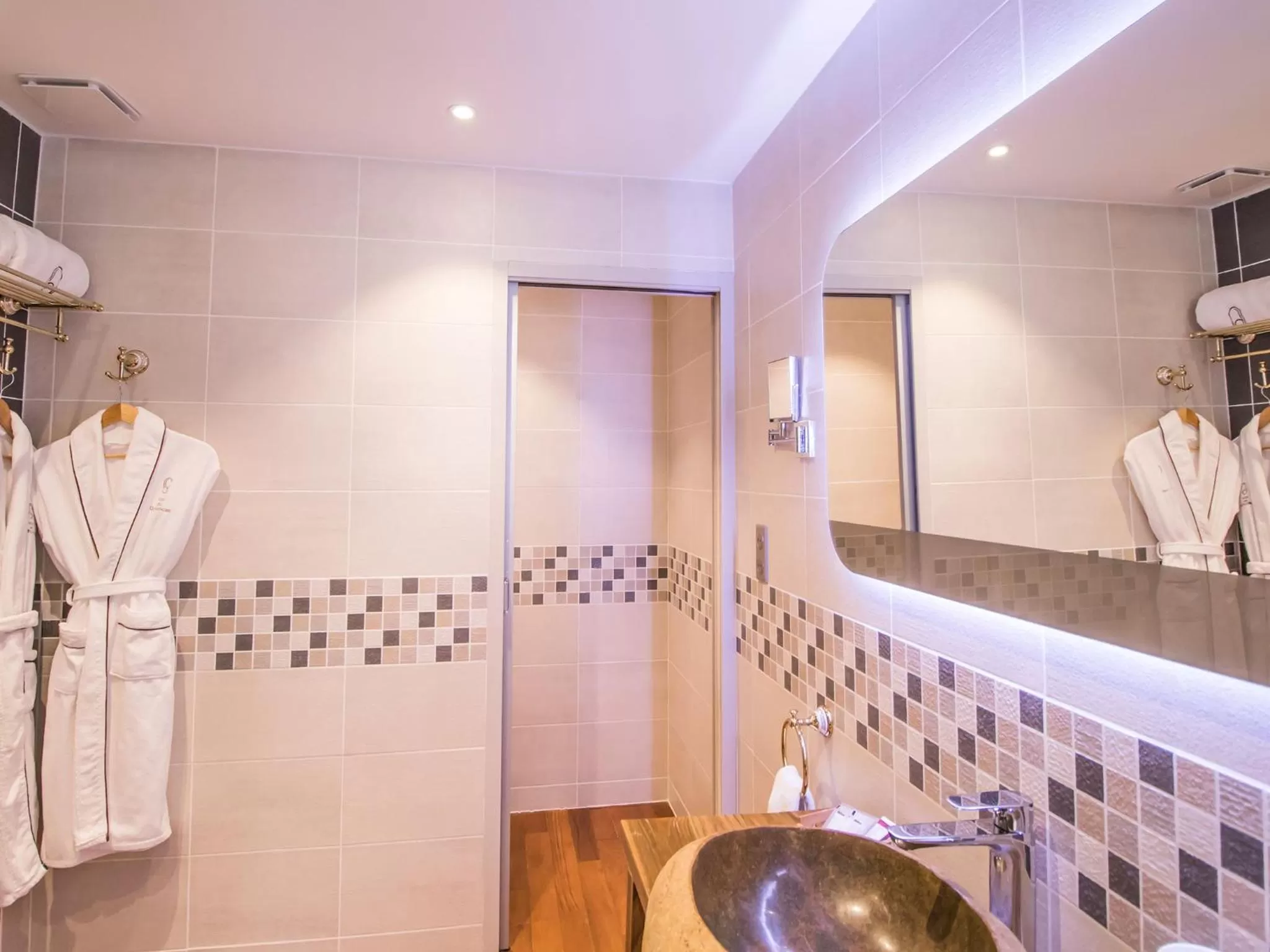 Garden, Bathroom in Hotel des Quinconces Bordeaux Centre