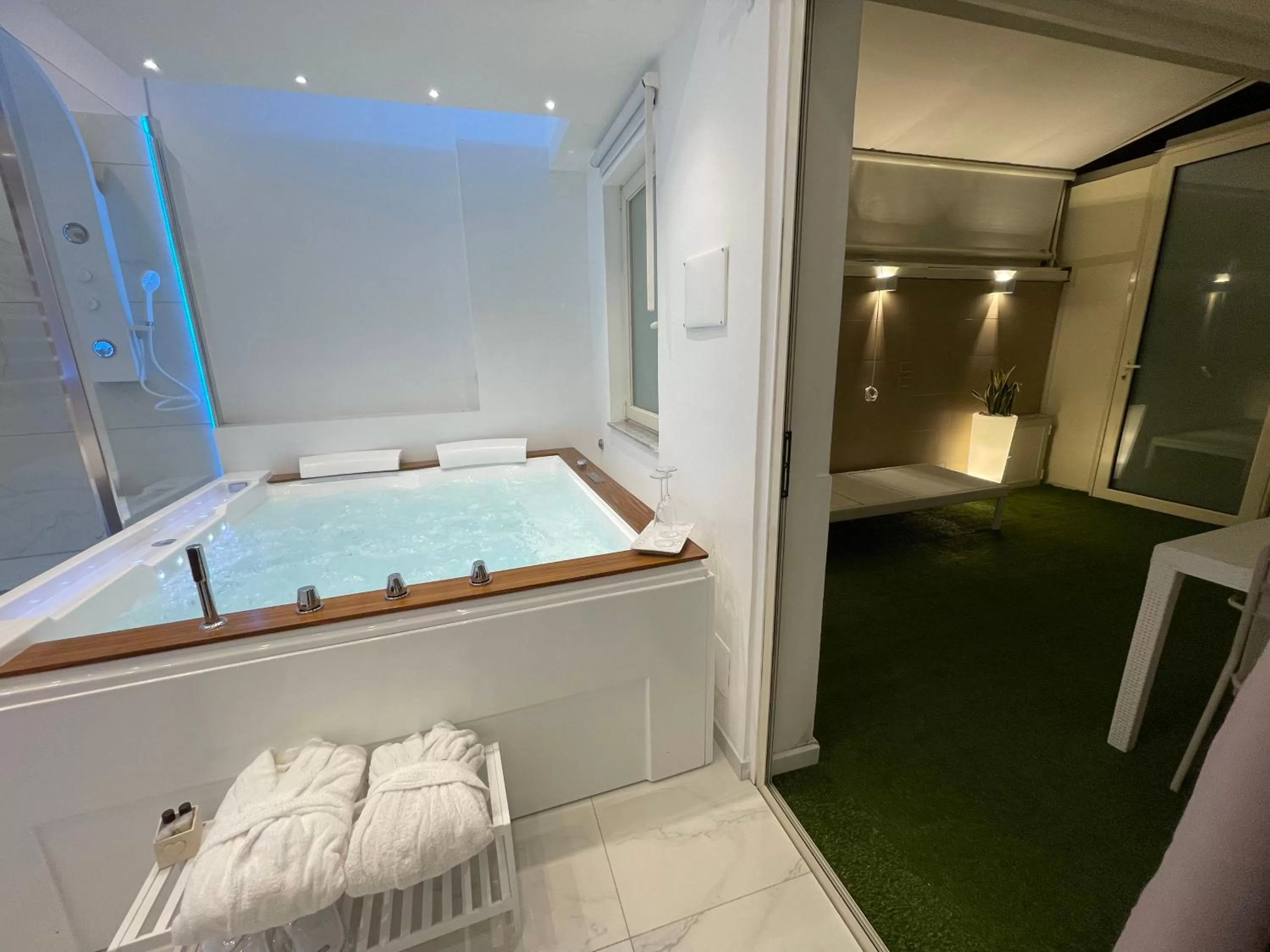 Hot Tub in Suite Ciclopi Acitrezza