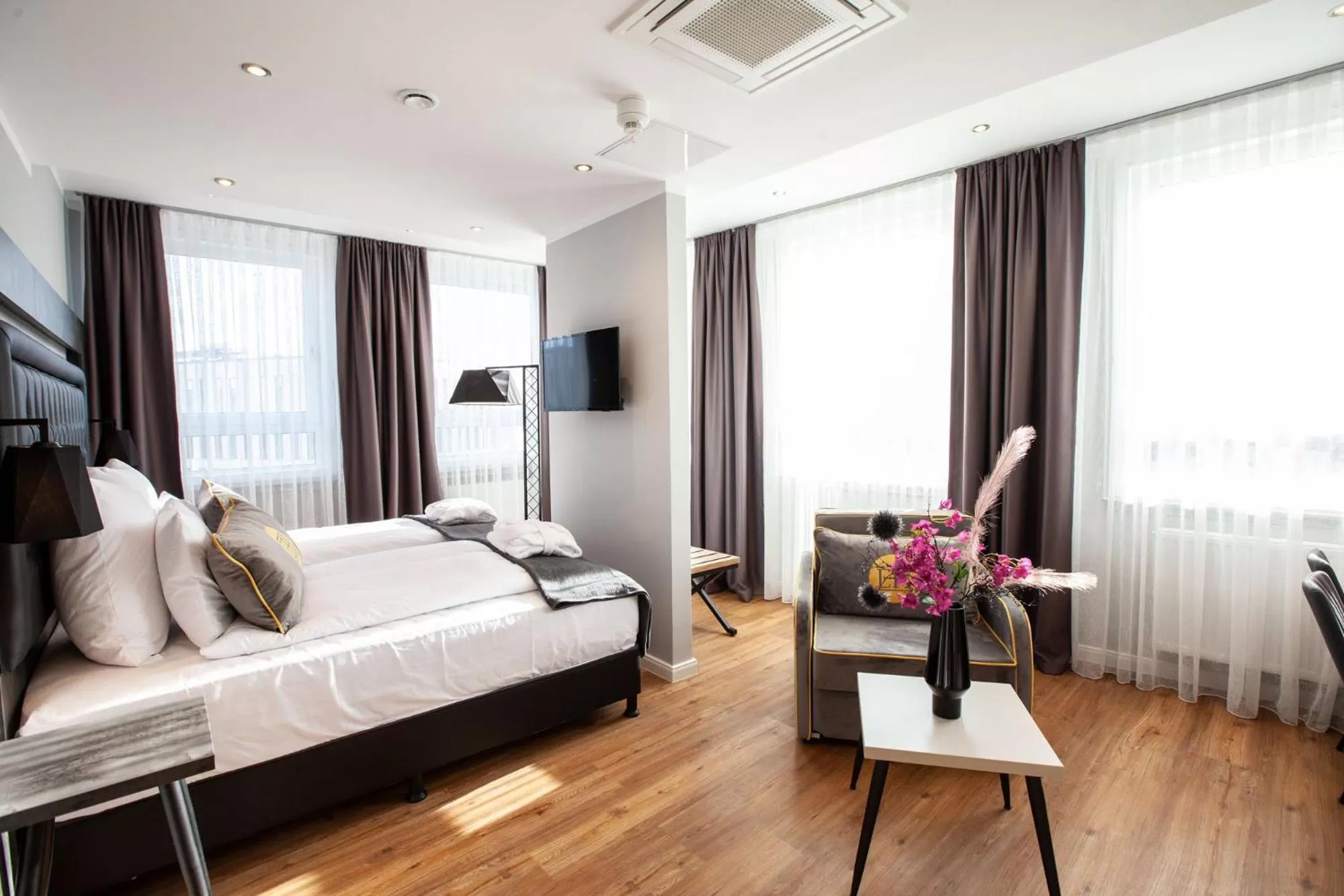 Photo of the whole room, Bed in Elens Hotel