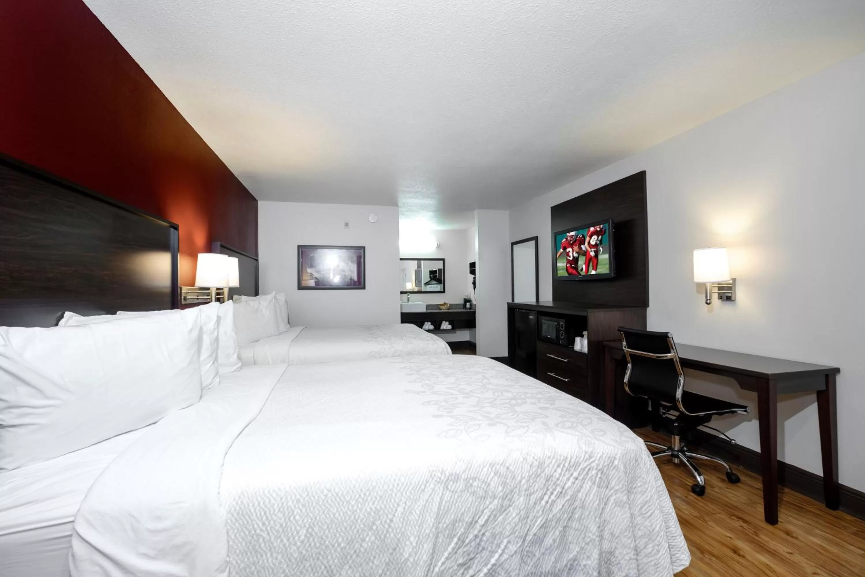 Photo of the whole room, Bed in Red Roof Inn PLUS+ Hammond