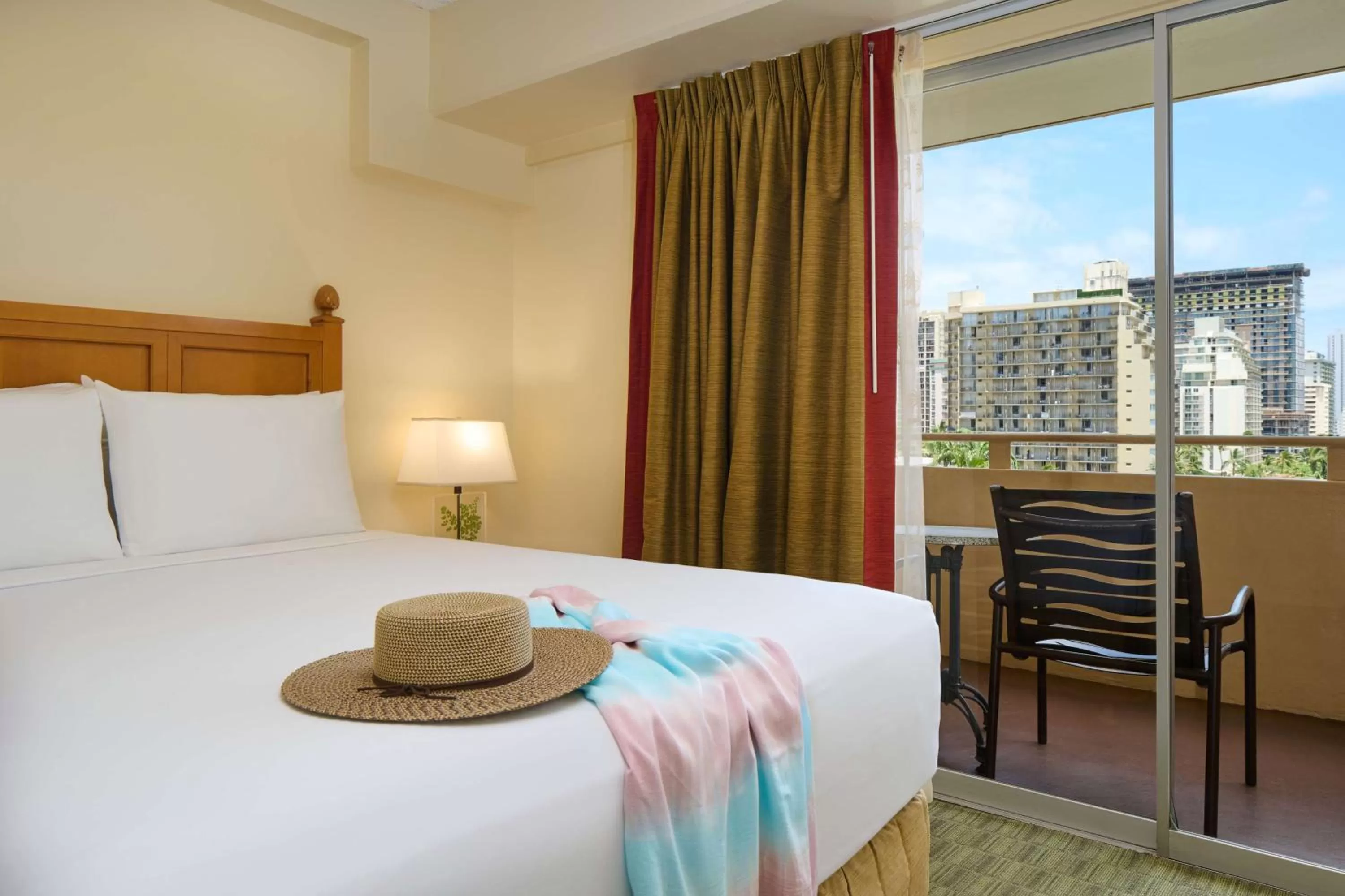 One-Bedroom Kitchenette with One Queen Bed in Waikiki Malia