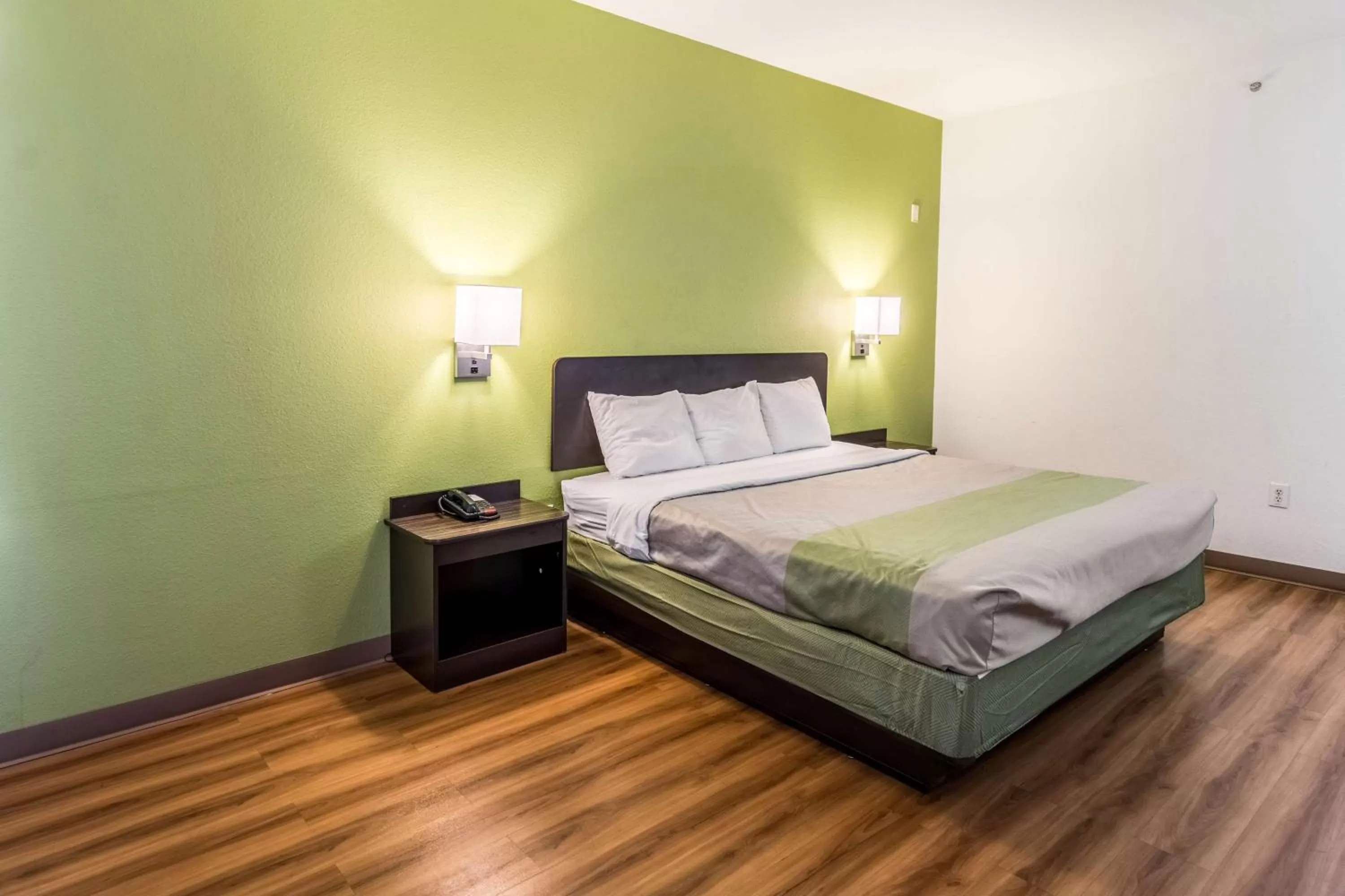 Bedroom, Bed in Motel 6-North Richland Hills, TX - NE Fort Worth