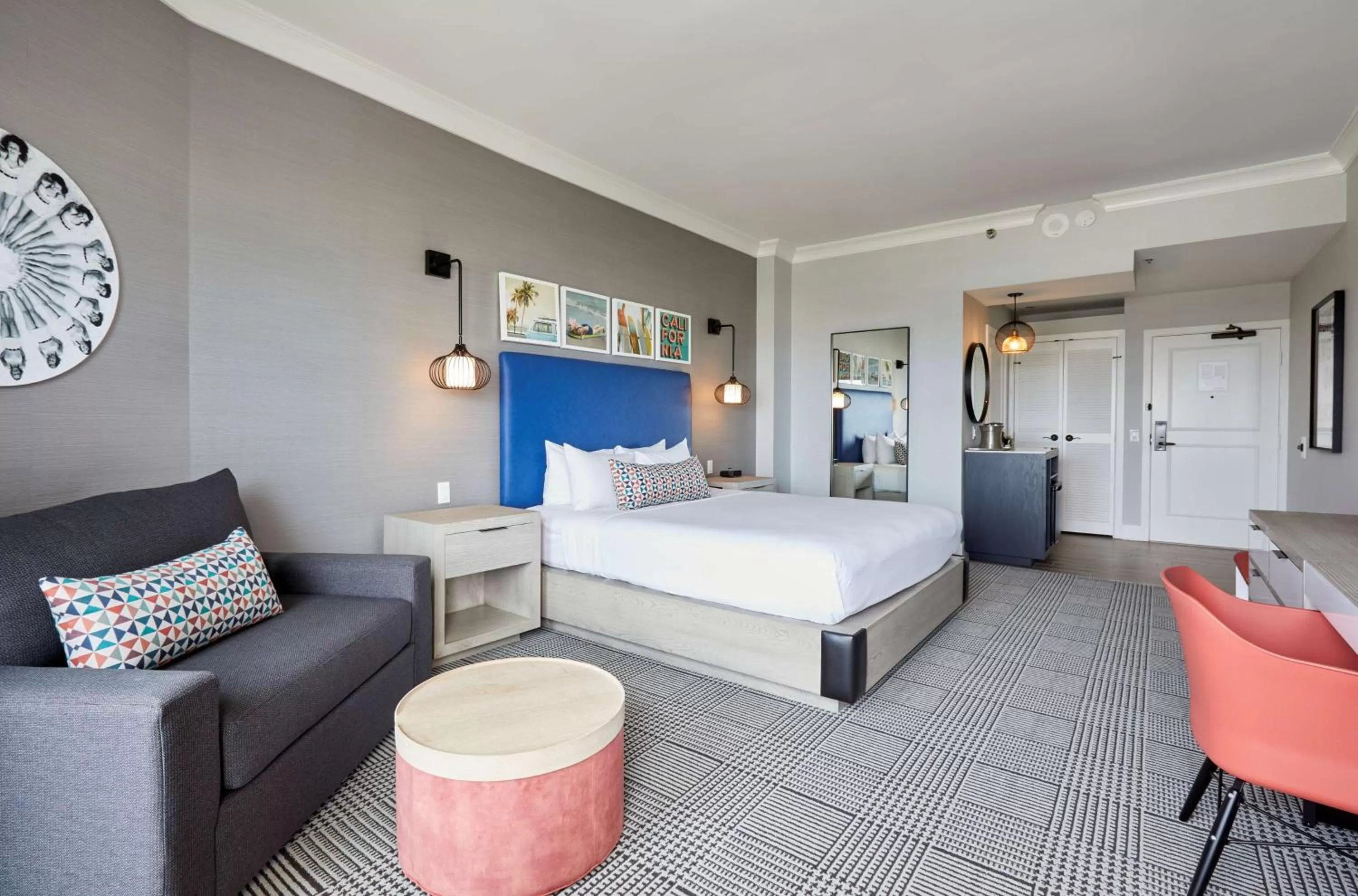 Bedroom, Bed in The Waterfront Beach Resort, A Hilton Hotel