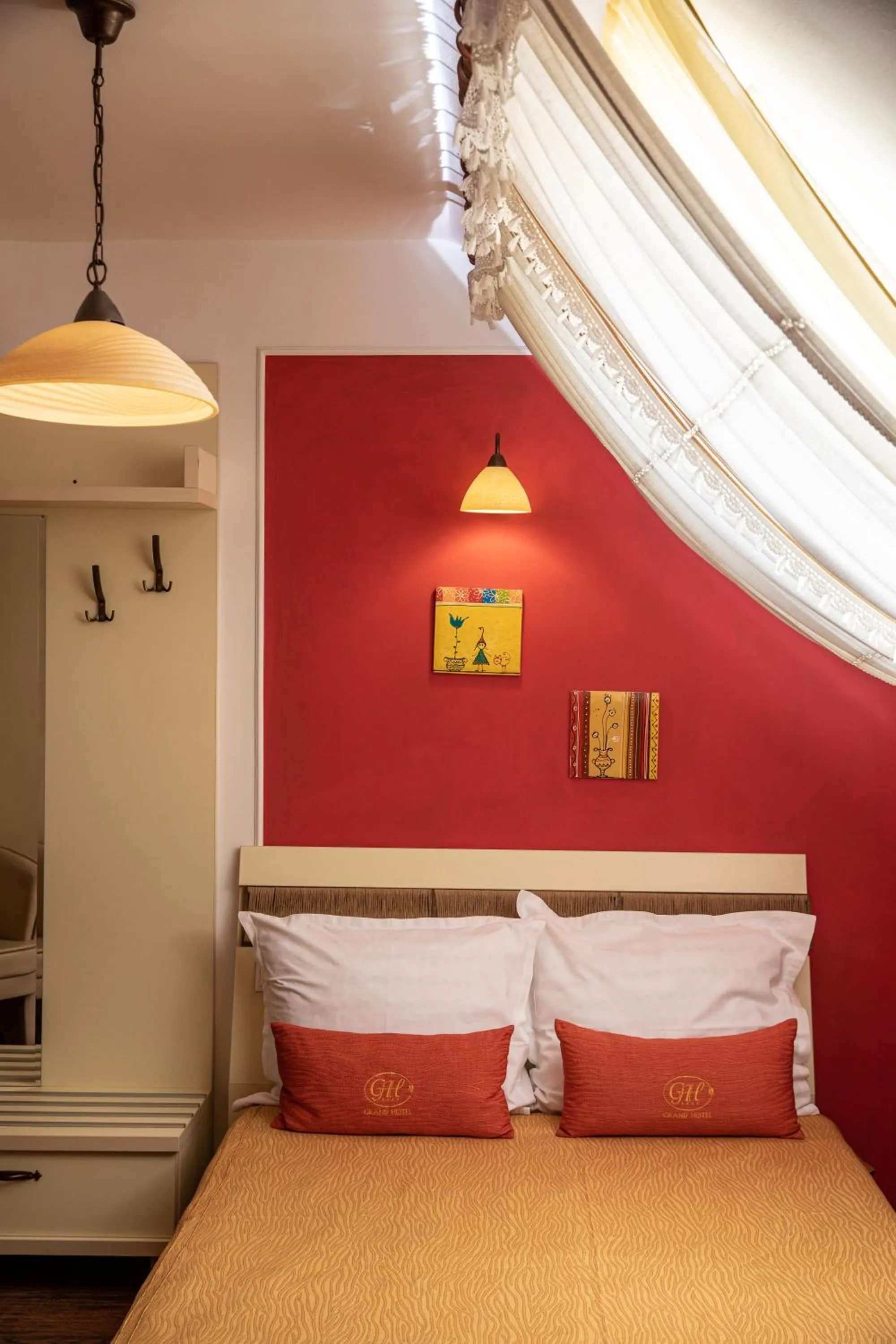 Photo of the whole room, Bed in Grand Hotel