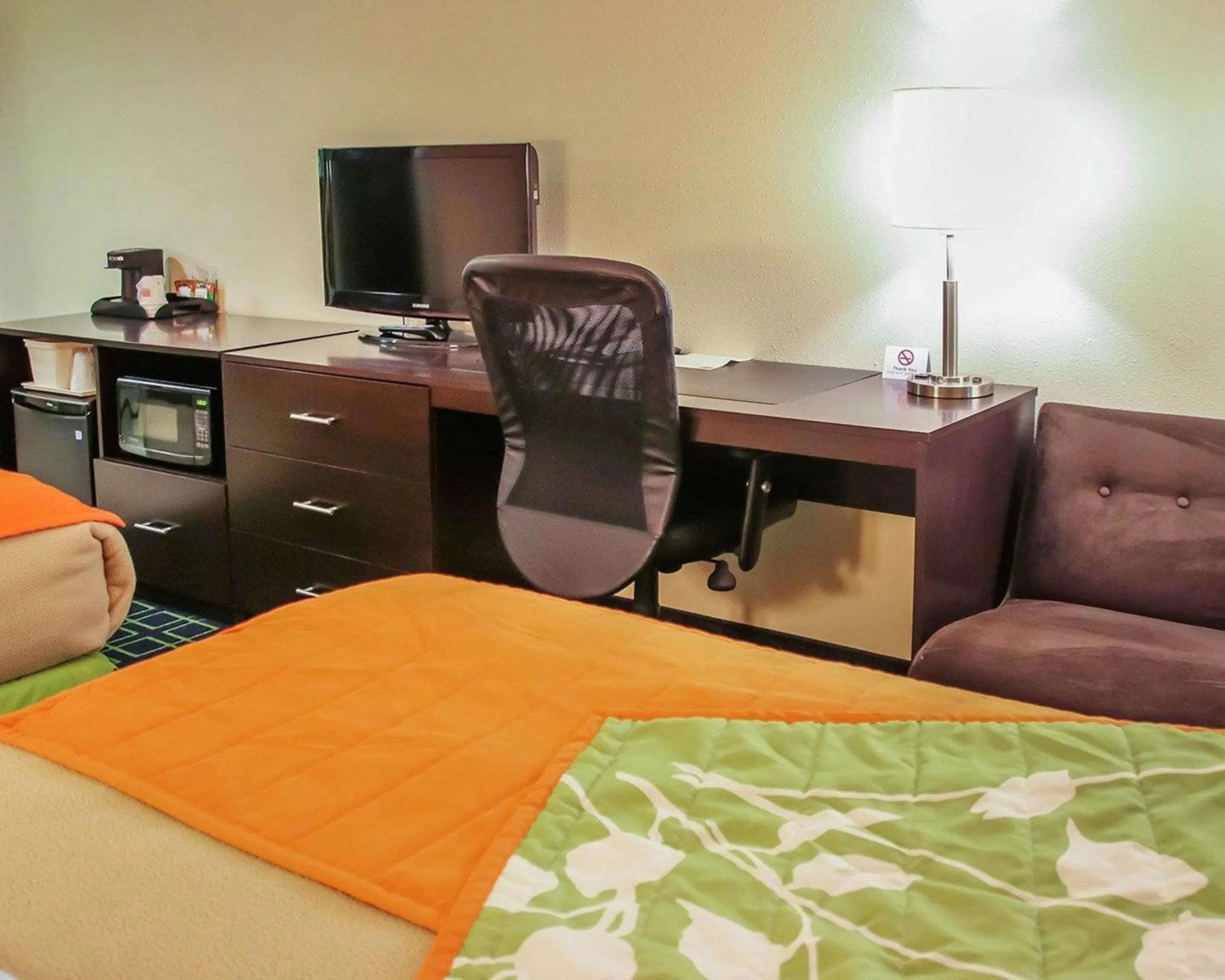 Photo of the whole room, Bed in Econo Lodge