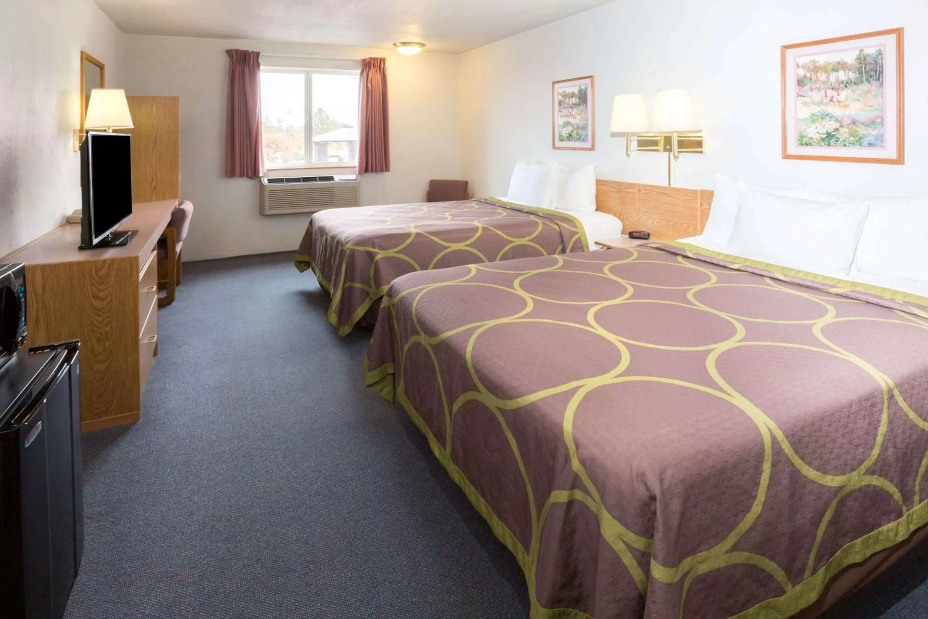 On site, Bed in Super 8 by Wyndham Redmond