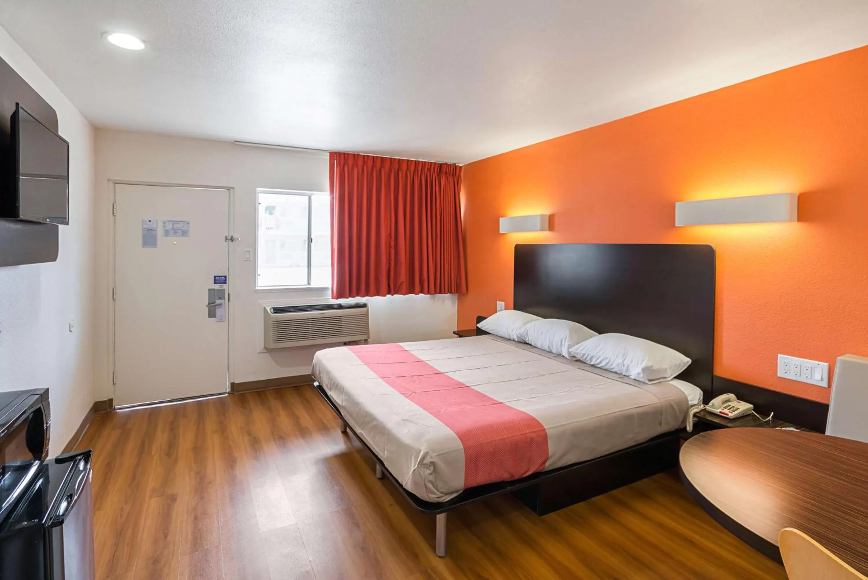 TV and multimedia, Bed in Motel 6-El Paso, TX - Airport - Fort Bliss