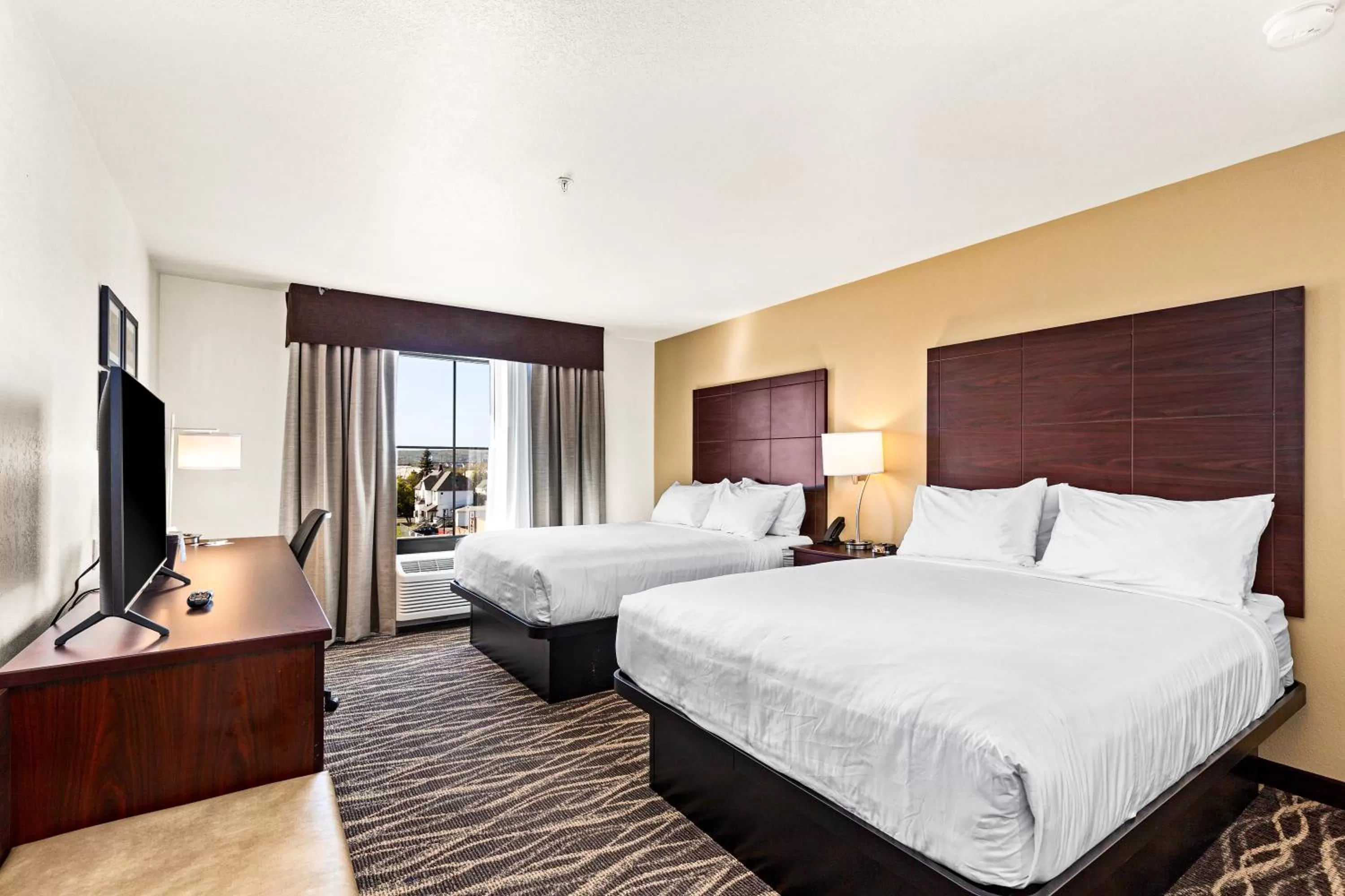 Bed in Cobblestone Hotel & Suites - Superior Duluth
