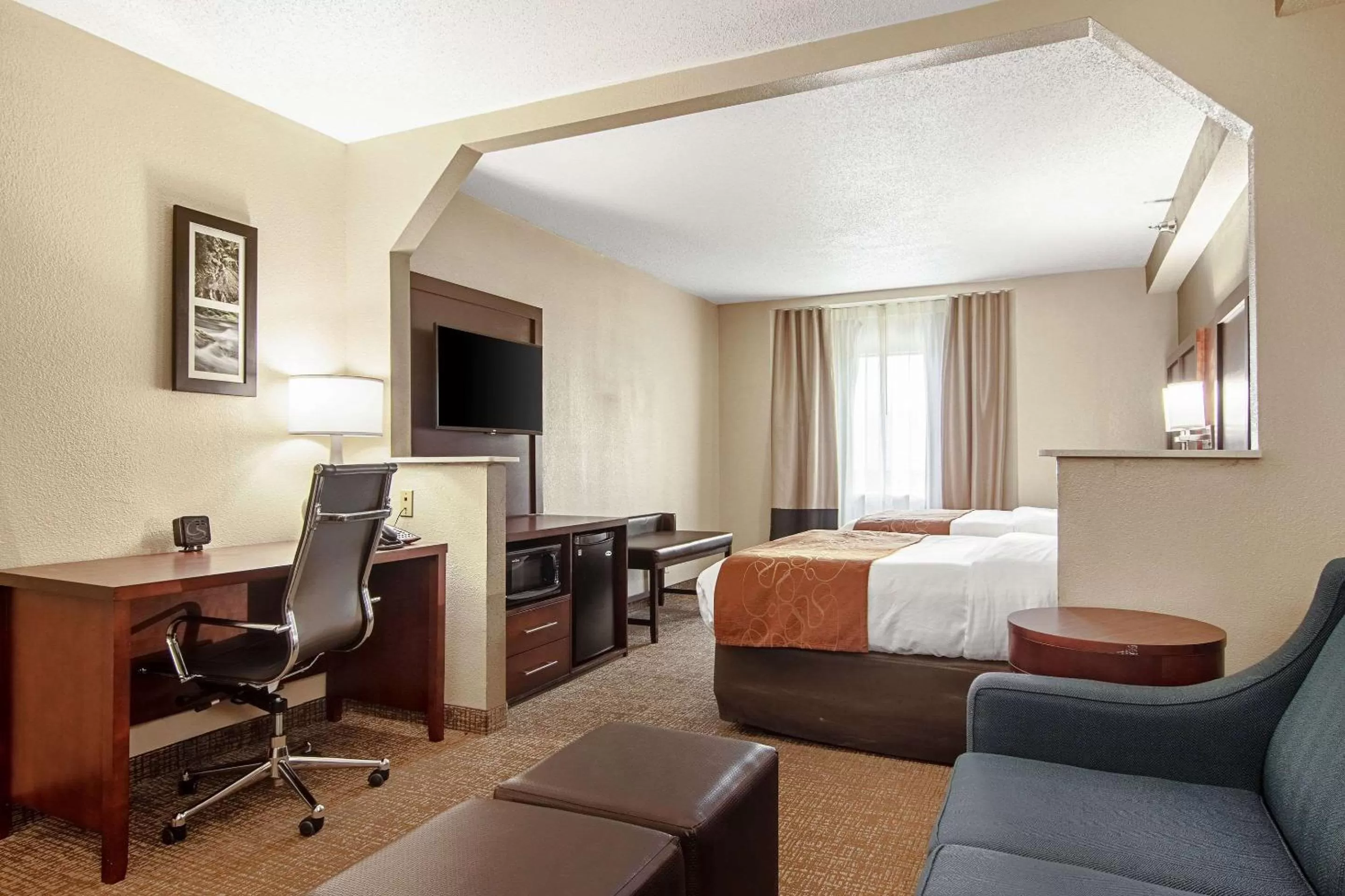 Photo of the whole room, Bed in Comfort Suites Knoxville Airport