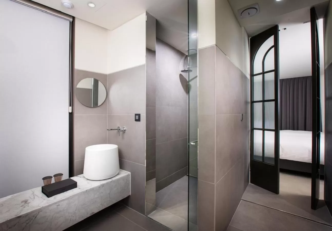 Bathroom, Bed in Park Marine Hotel