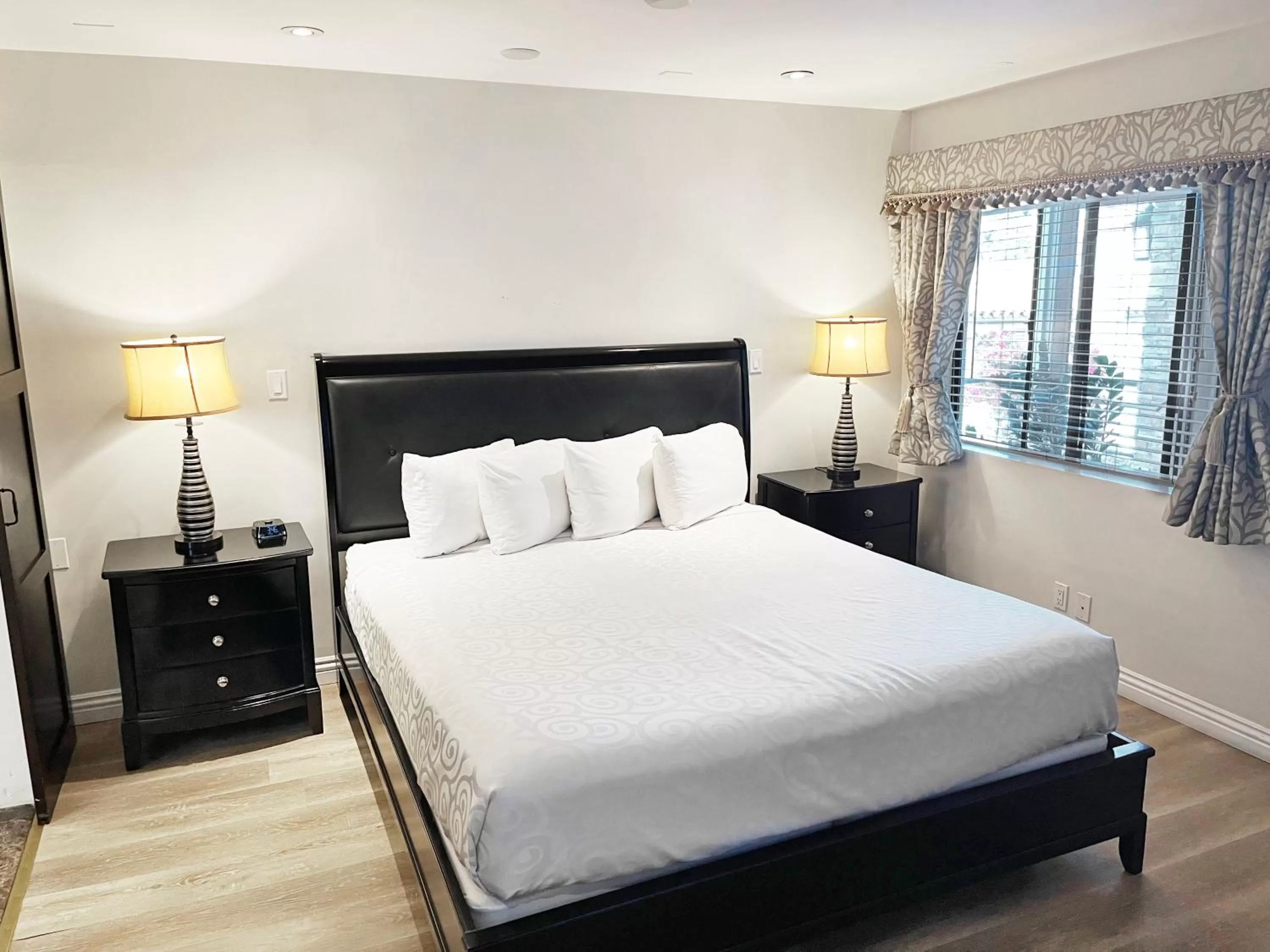 Standard King Room in Catalina Courtyard Suites