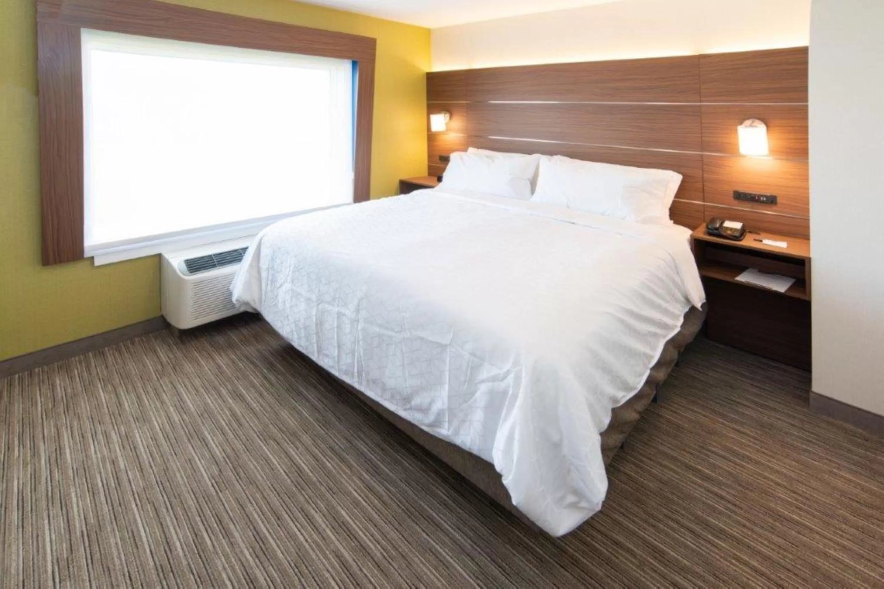 Photo of the whole room, Bed in Holiday Inn Express & Suites - North Battleford by IHG