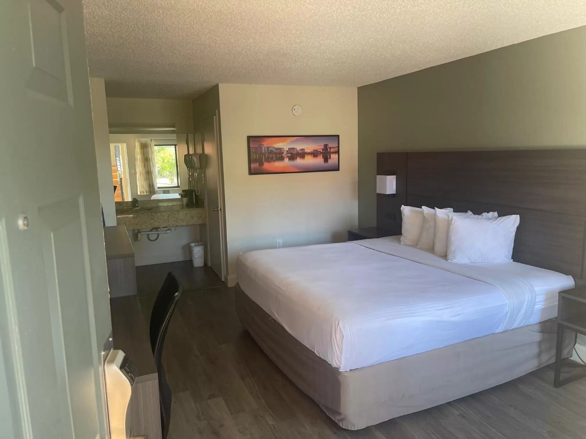 Bed in Quality Inn & Suites Orlando East - UCF Area