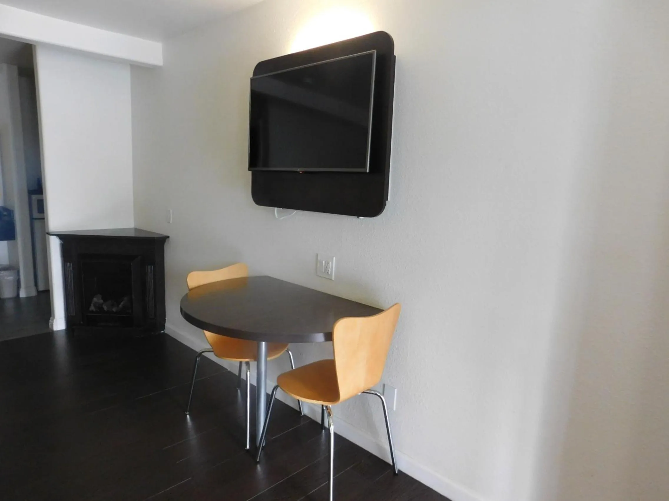 Area and facilities, TV/Entertainment Center in Motel 6 - Downtown Monterey