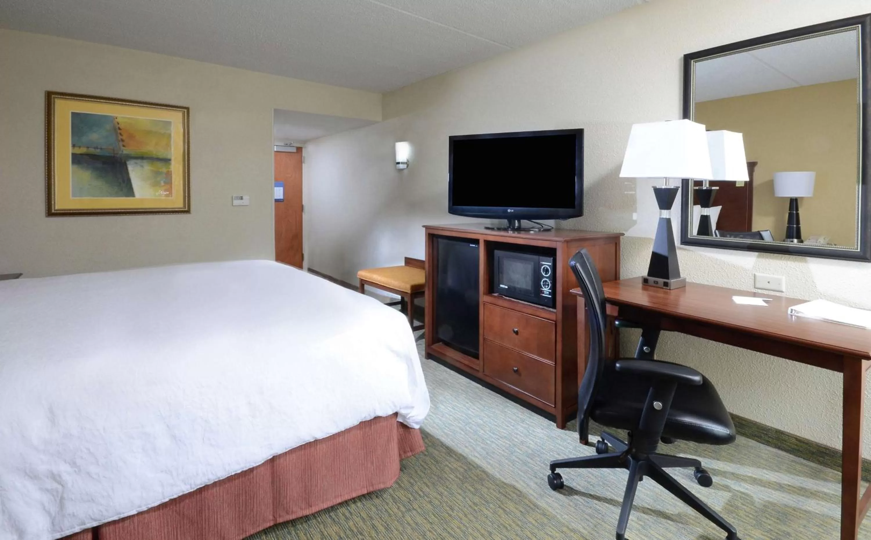 Bedroom, Bed in Hampton Inn Raleigh/Durham Airport