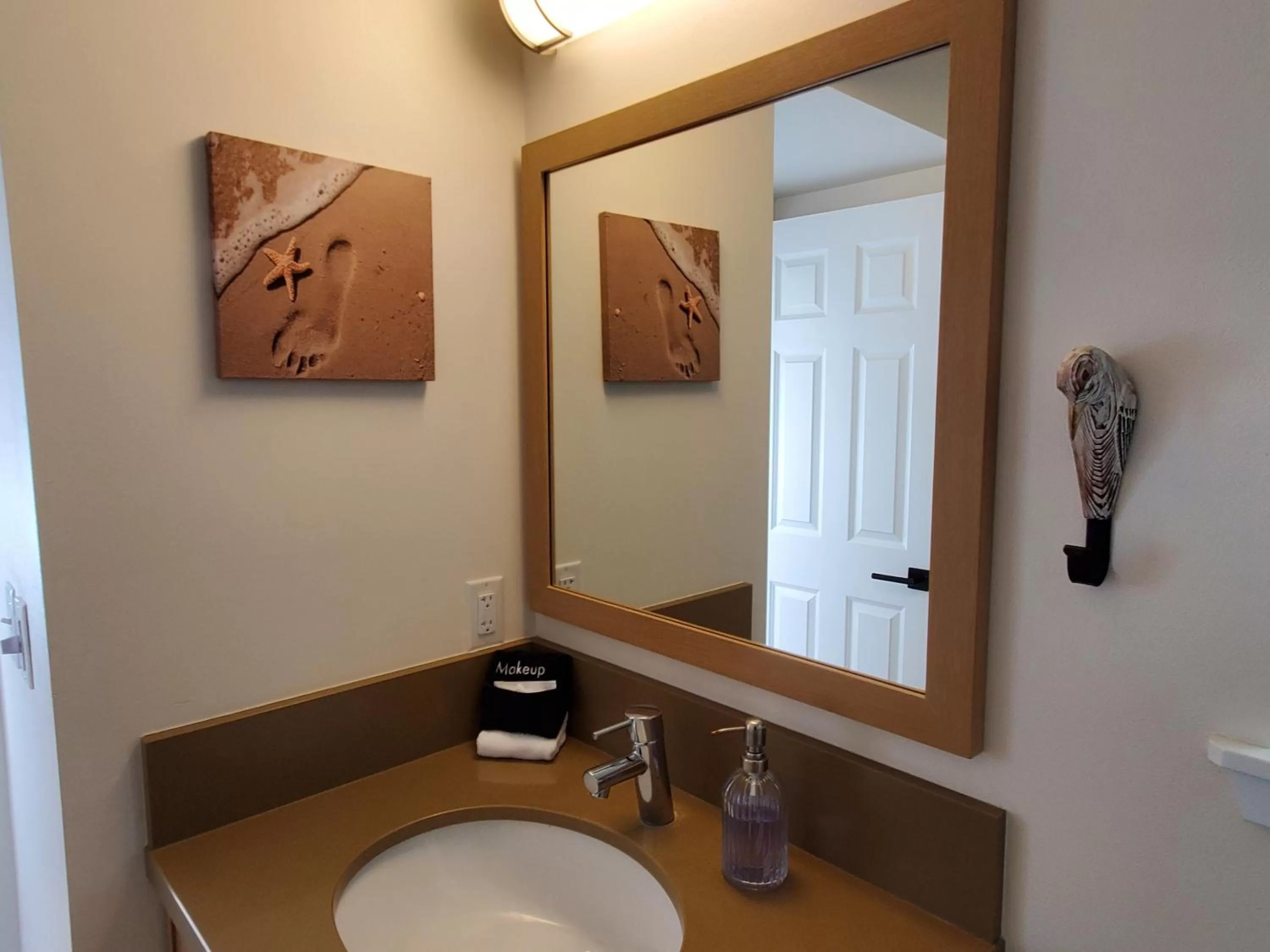 Shower, Bathroom in Moonstone Beach Motel