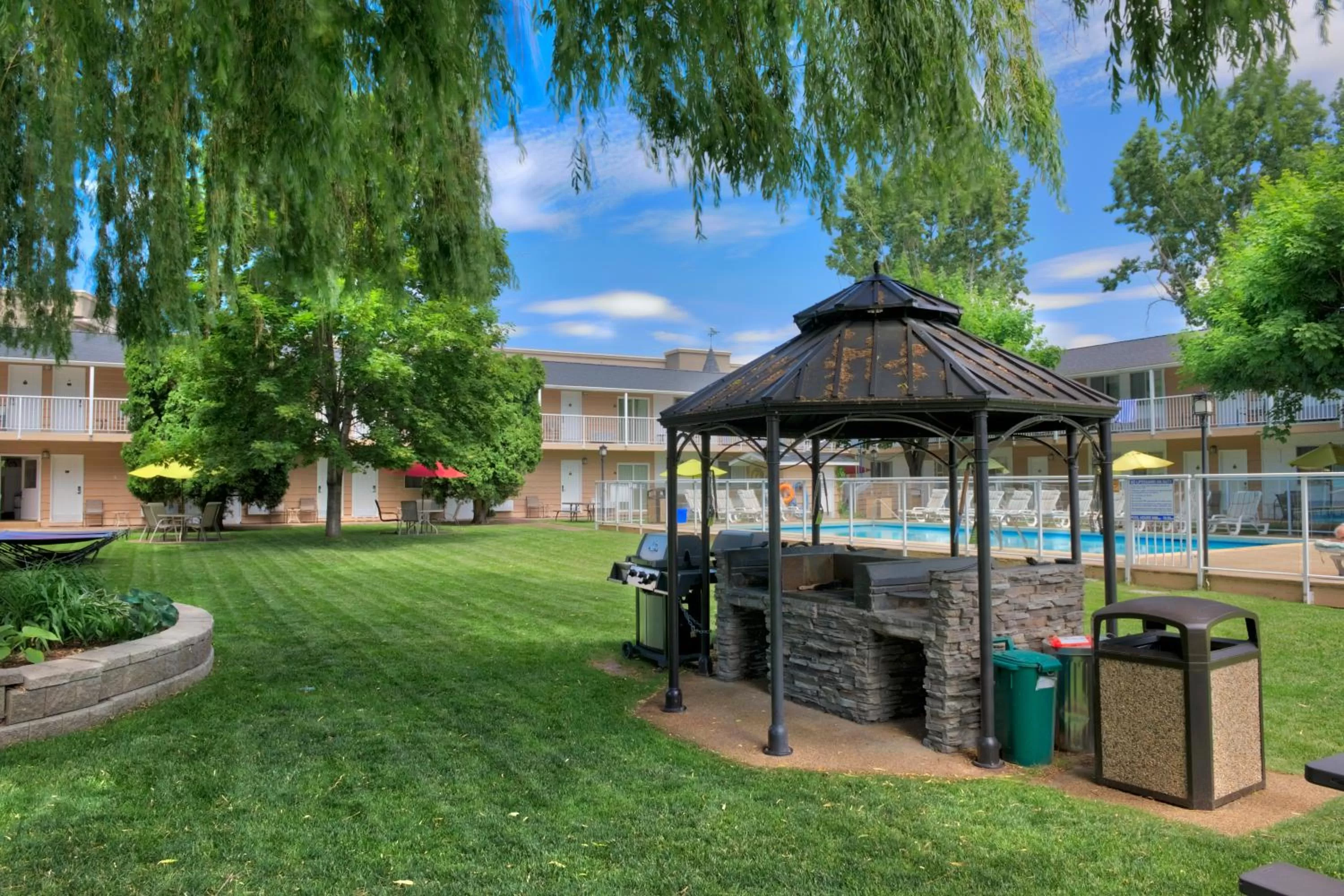 BBQ facilities in Best Western Inn at Penticton