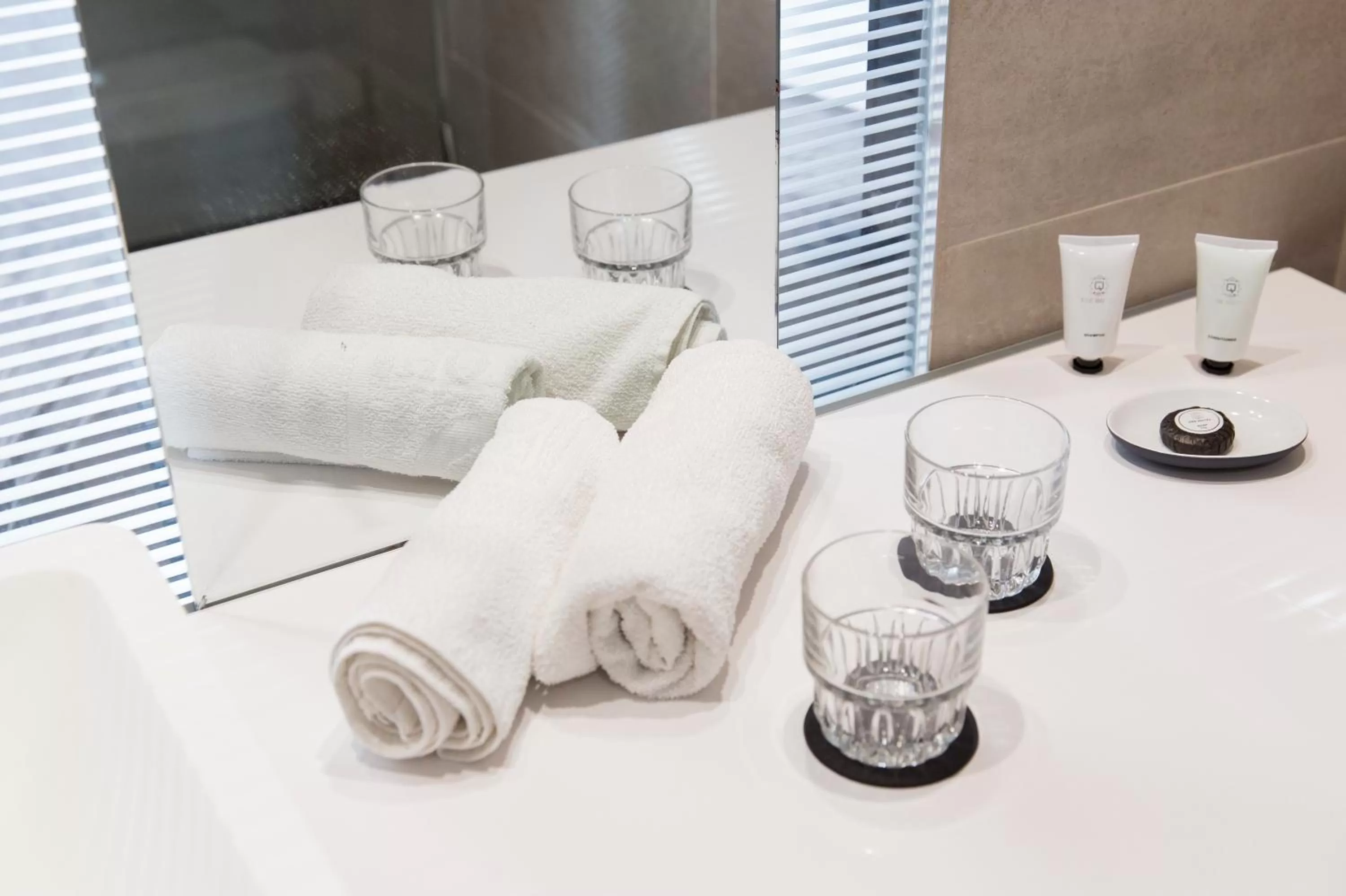 Bathroom, Bed in Quentin Zoo hotel