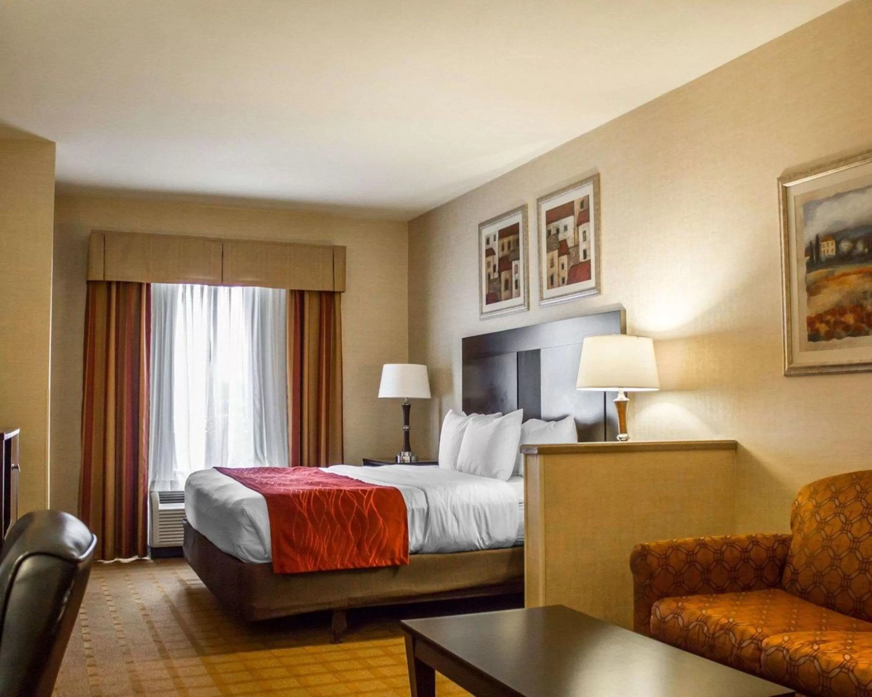 Photo of the whole room, Bed in Comfort Suites Edinboro