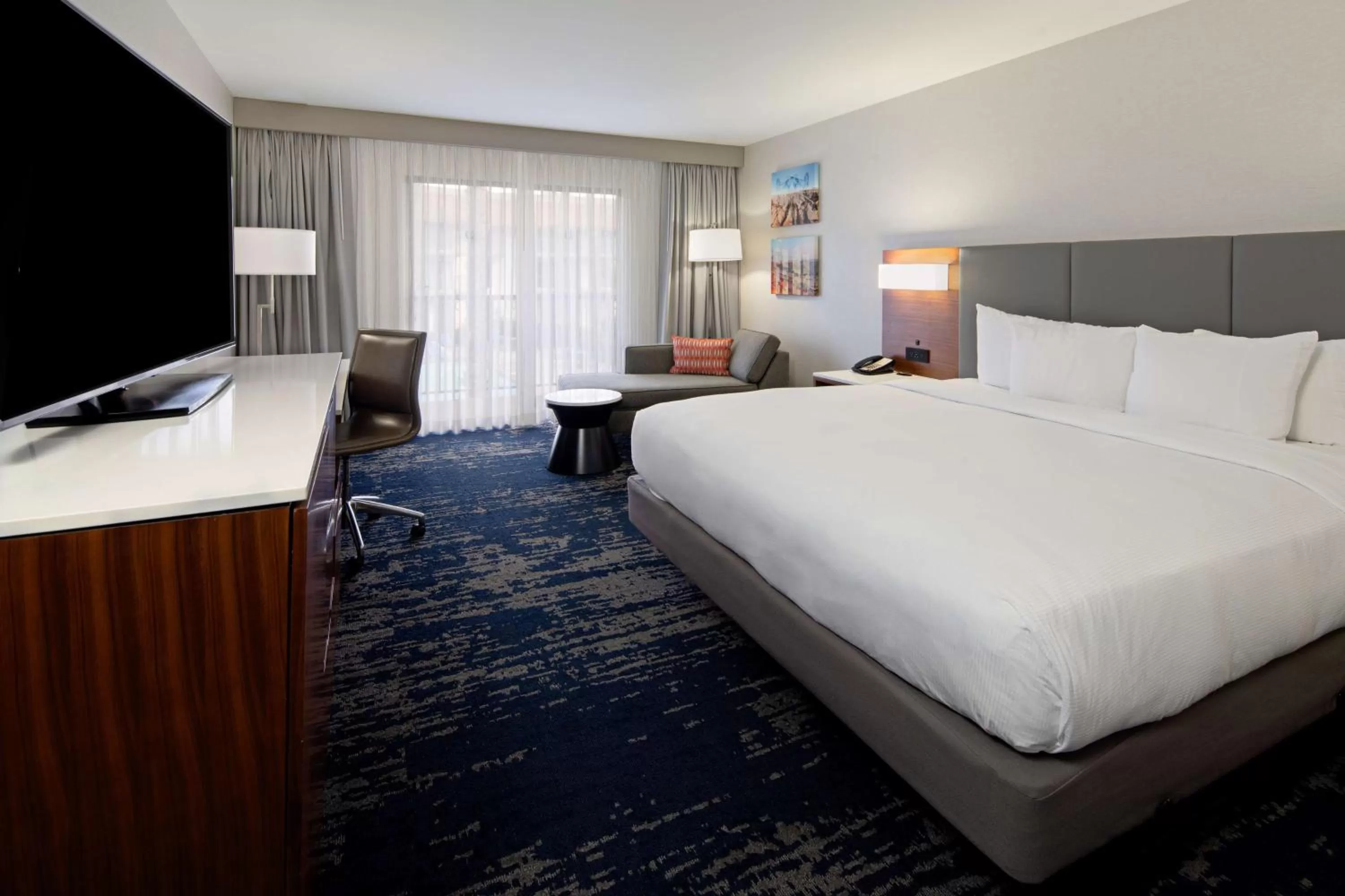 Bed in DoubleTree by Hilton Bakersfield