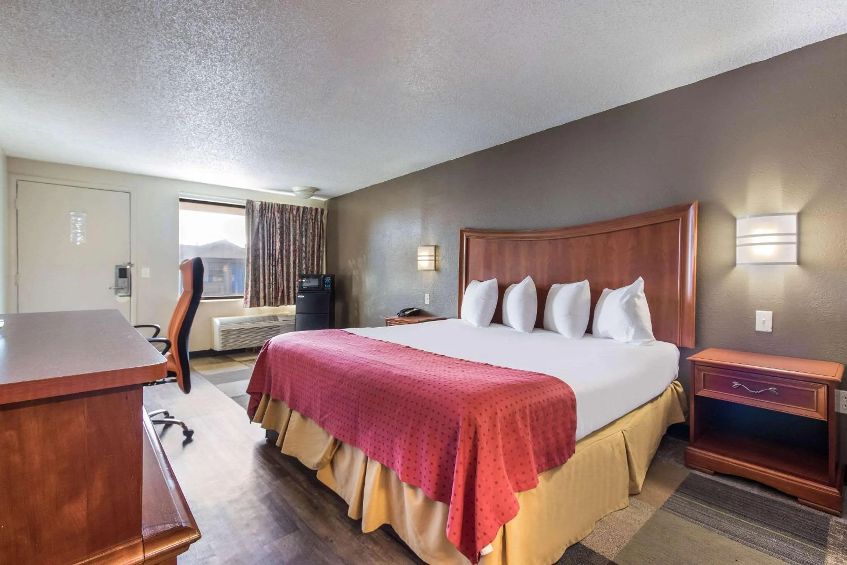 Photo of the whole room, Bed in Rodeway Inn Near Hall of Fame