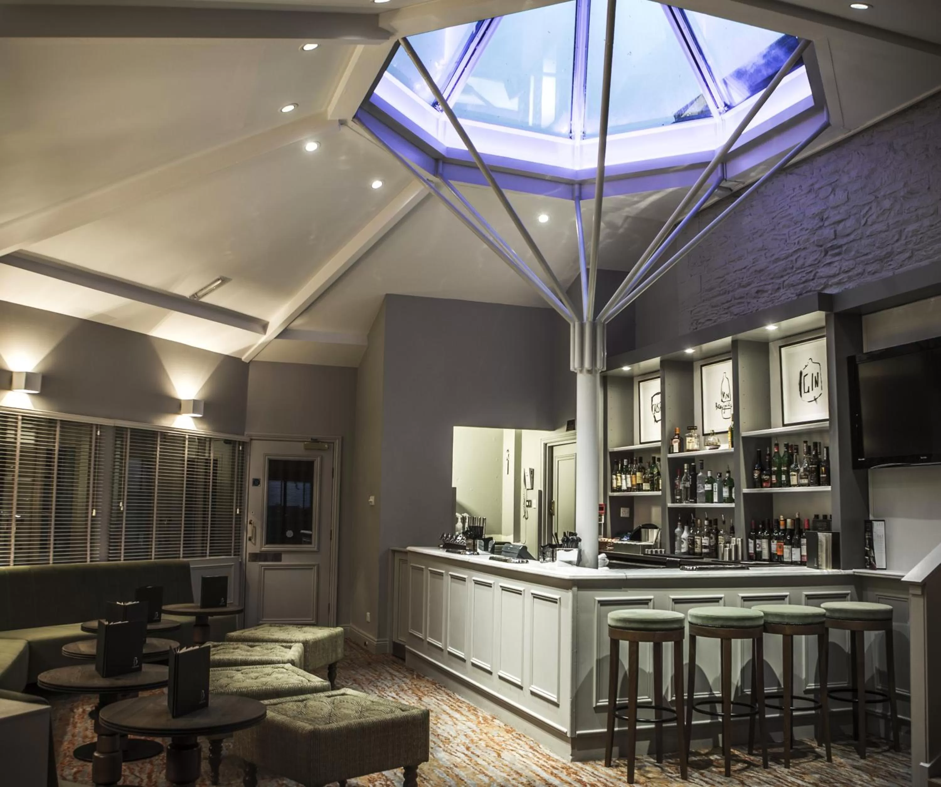 Lounge or bar in Mercure Bristol North The Grange Hotel