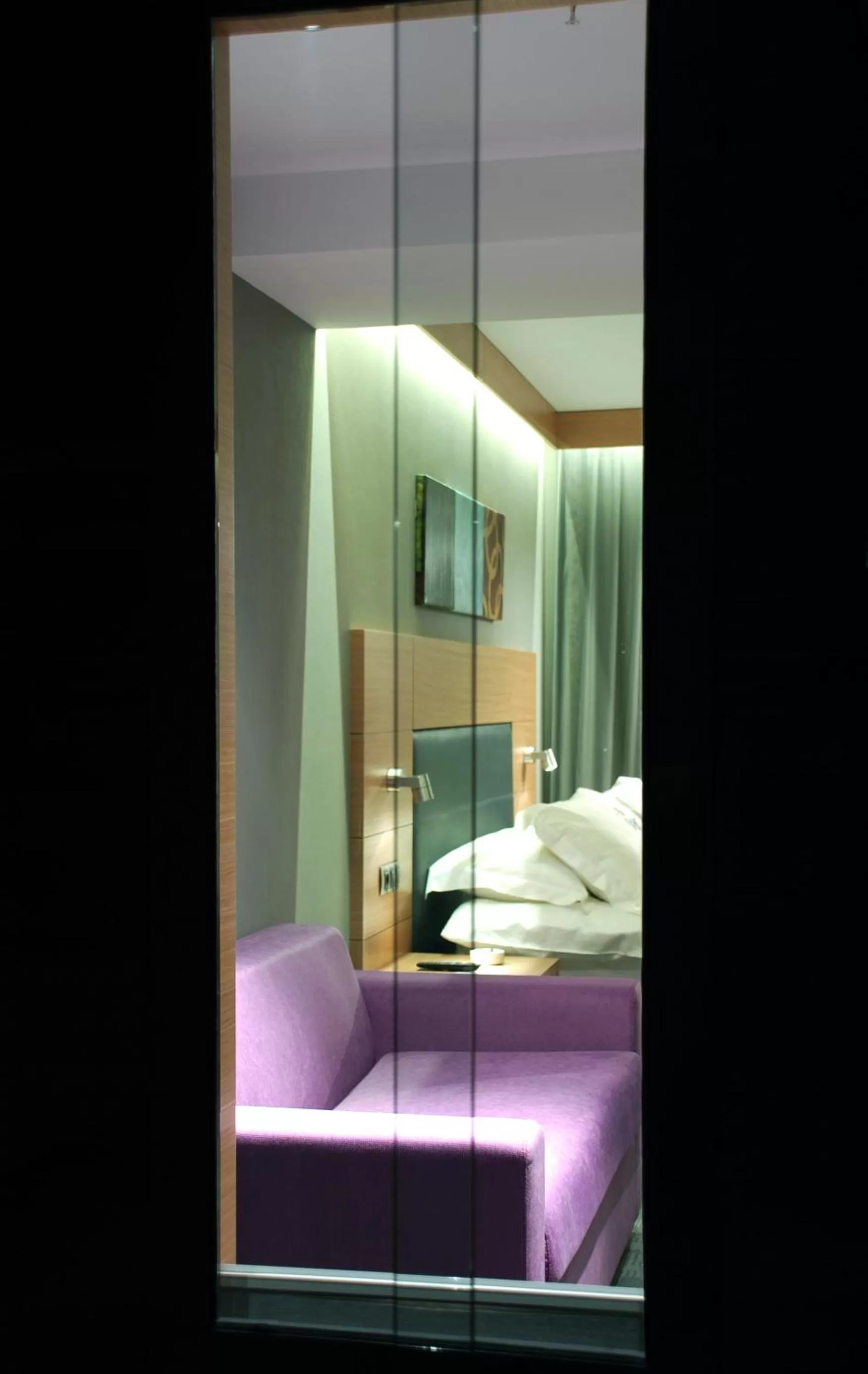 Seating area, Bed in Met Hotel