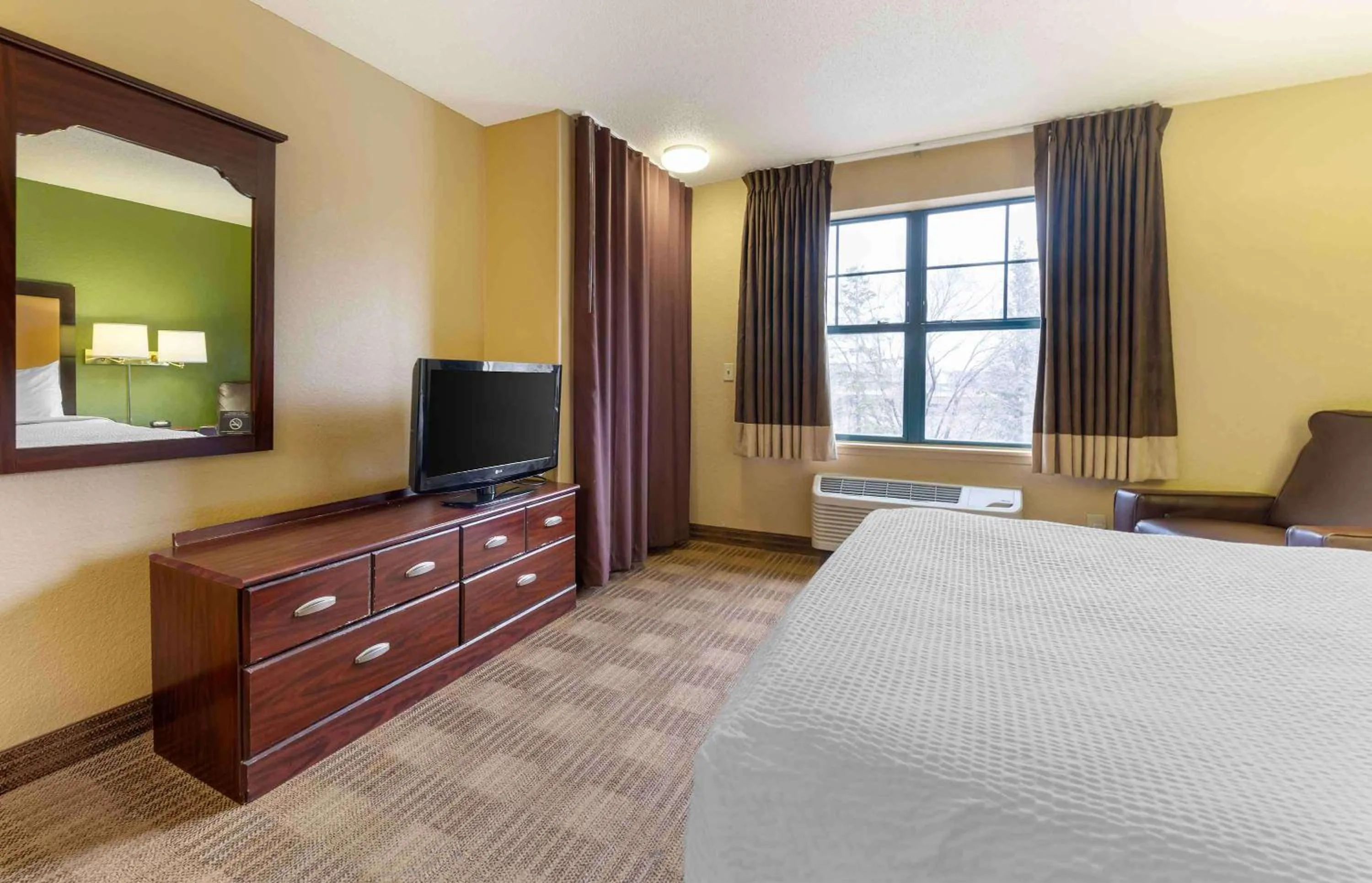 Bedroom, Bed in Extended Stay America Suites - Minneapolis - Airport - Eagan - South