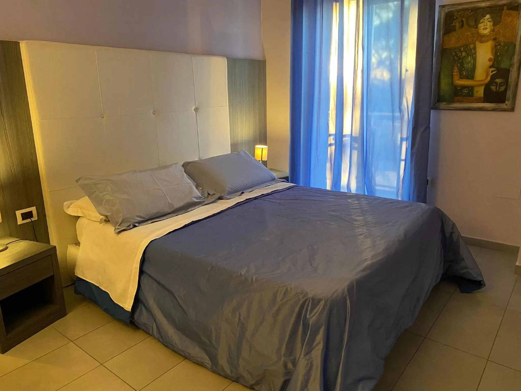 Bedroom, Bed in Victoria Hotel