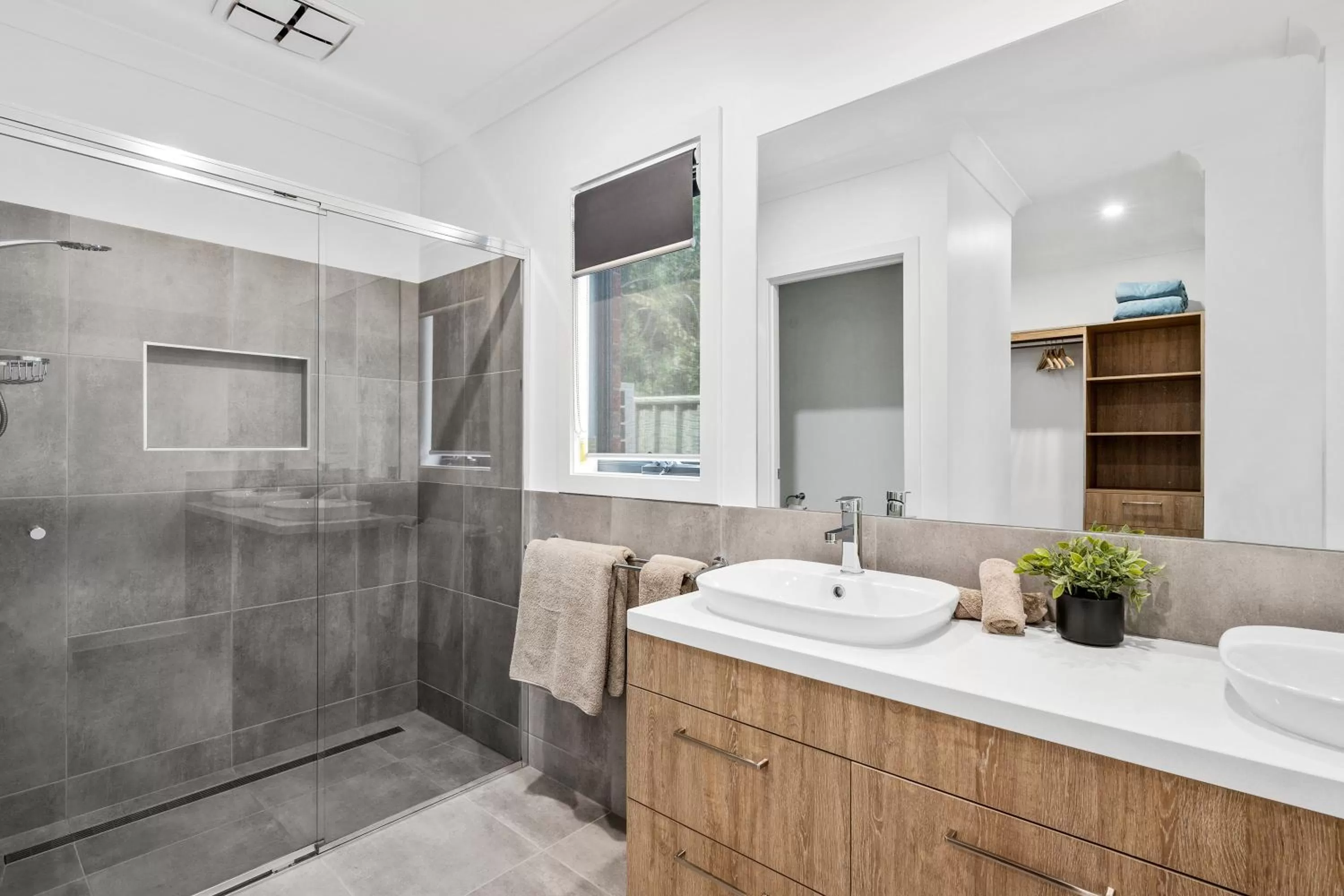 Shower in Julie-Anna, Bendigo