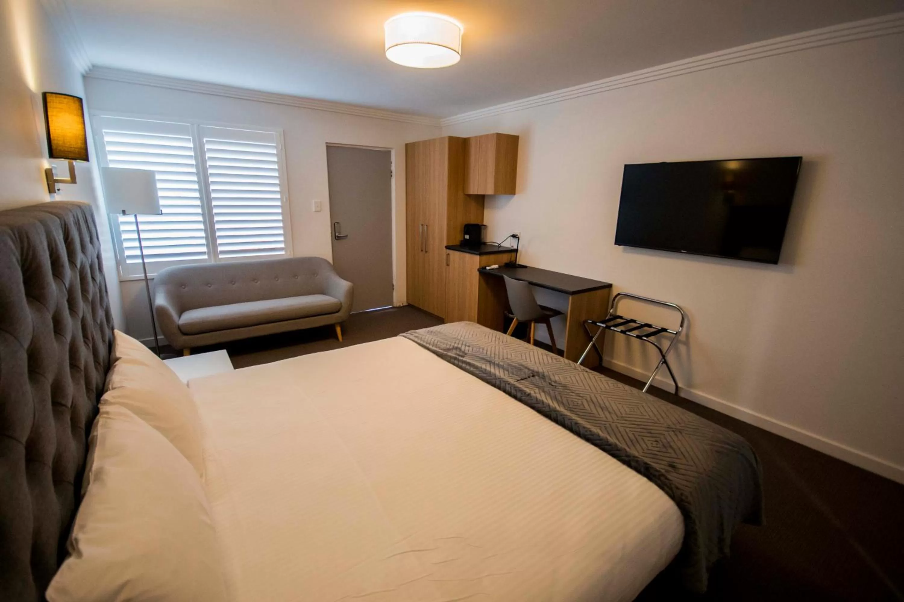 Photo of the whole room, Bed in Quays Hotel