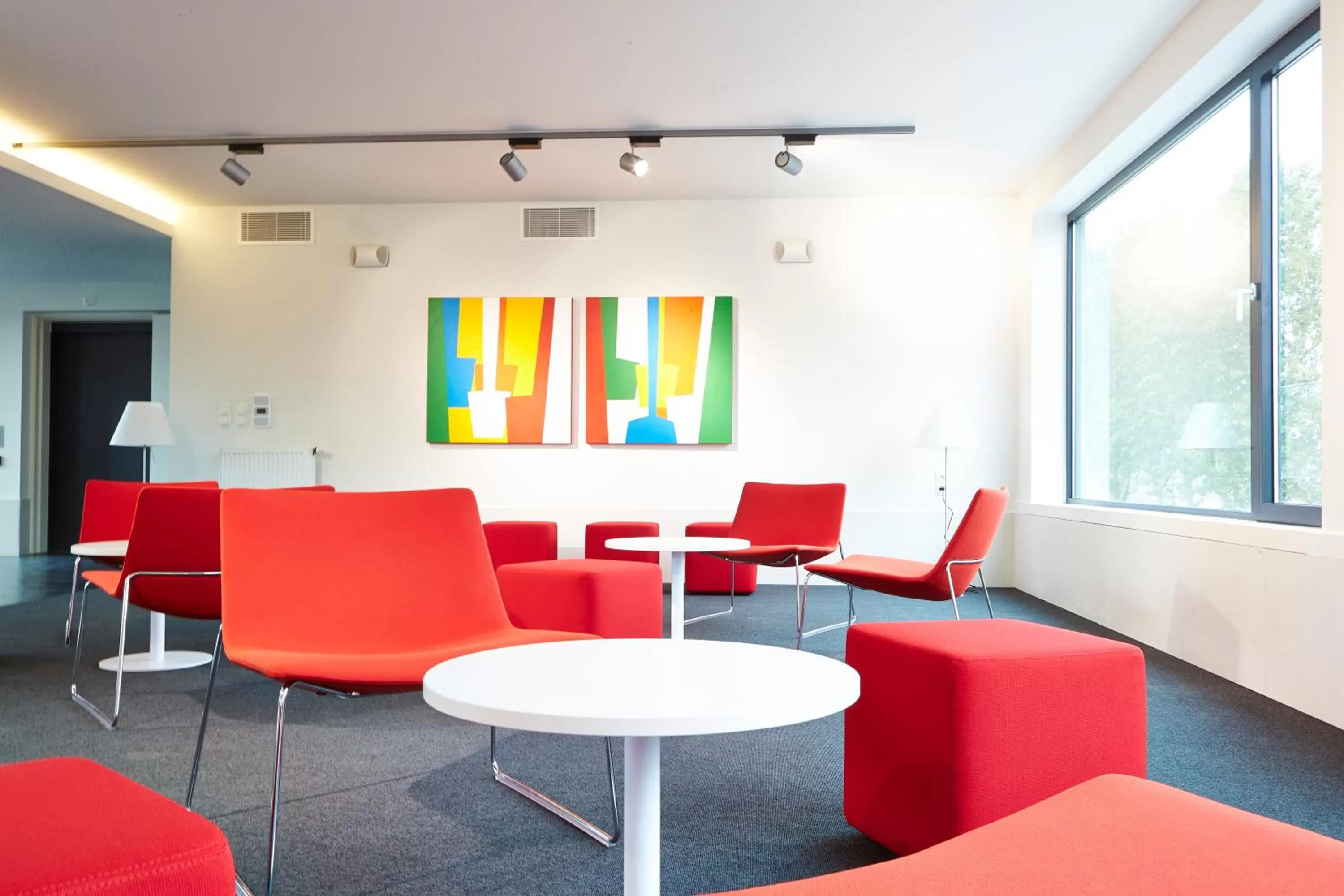 Communal lounge/ TV room in Hotel Middelpunt - Gratis Parking - Ontbijt inbegrepen! Nieuwjaarsbrunch 01 januari, op 31 december restaurant gesloten