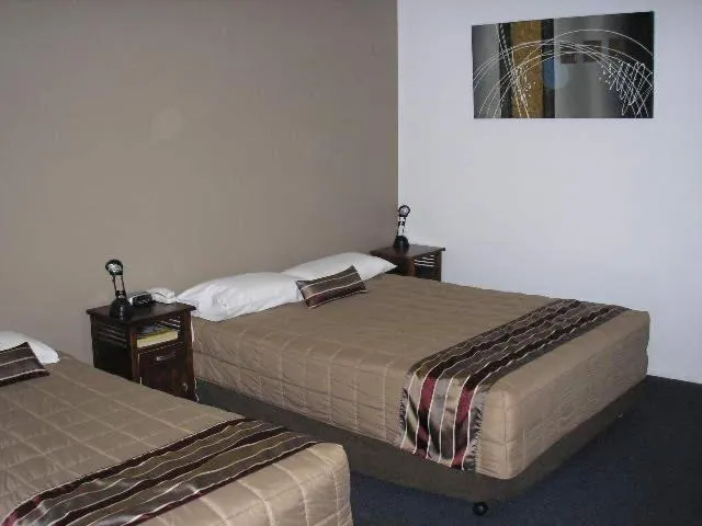 Bed in Centrepoint Motor Inn