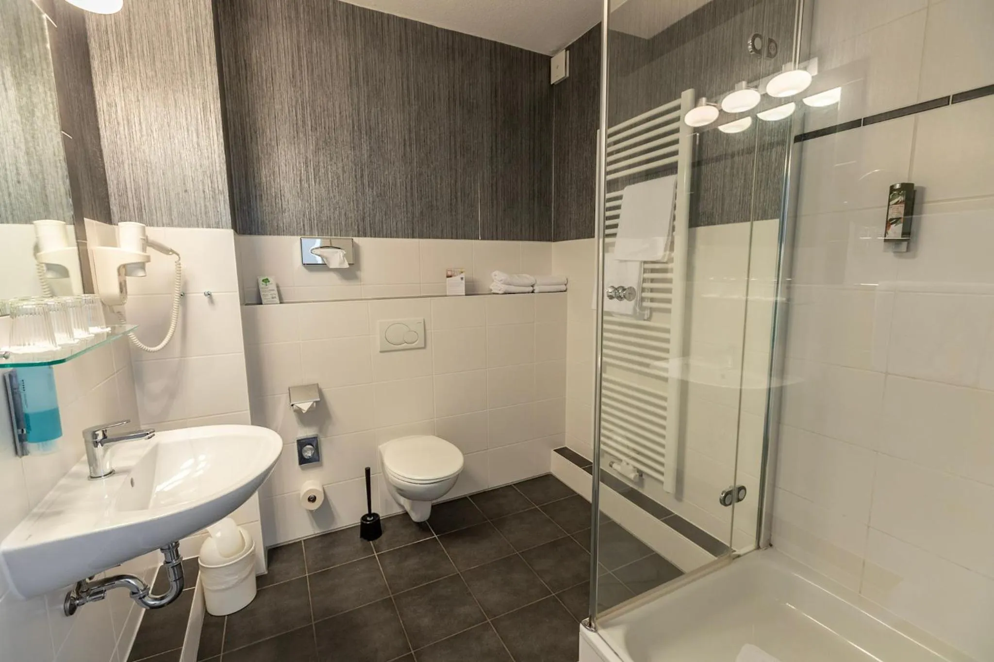 Bedroom in Comfort Hotel tom Kyle