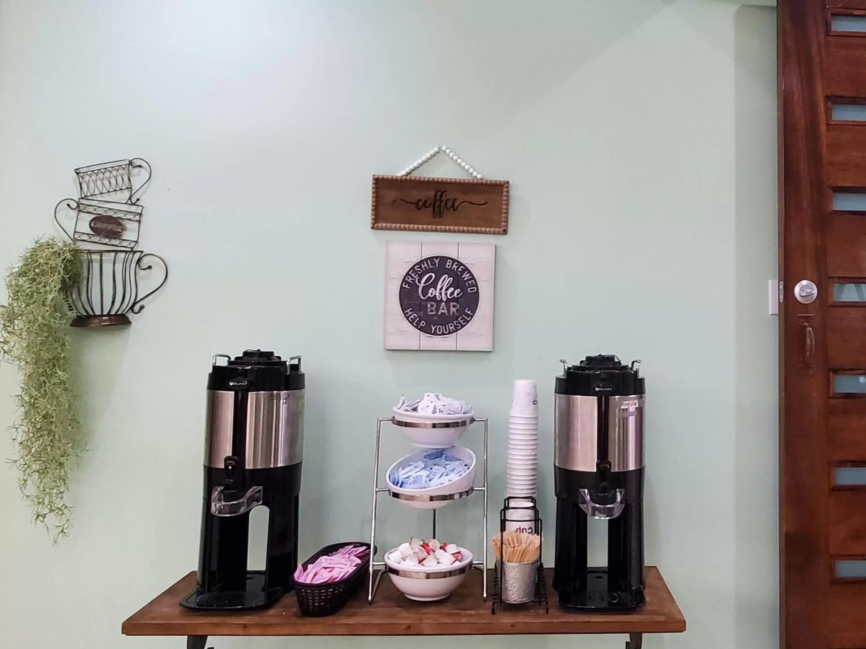 Coffee/tea facilities in Vero Beach Inn & Suites Vero Beach I-95