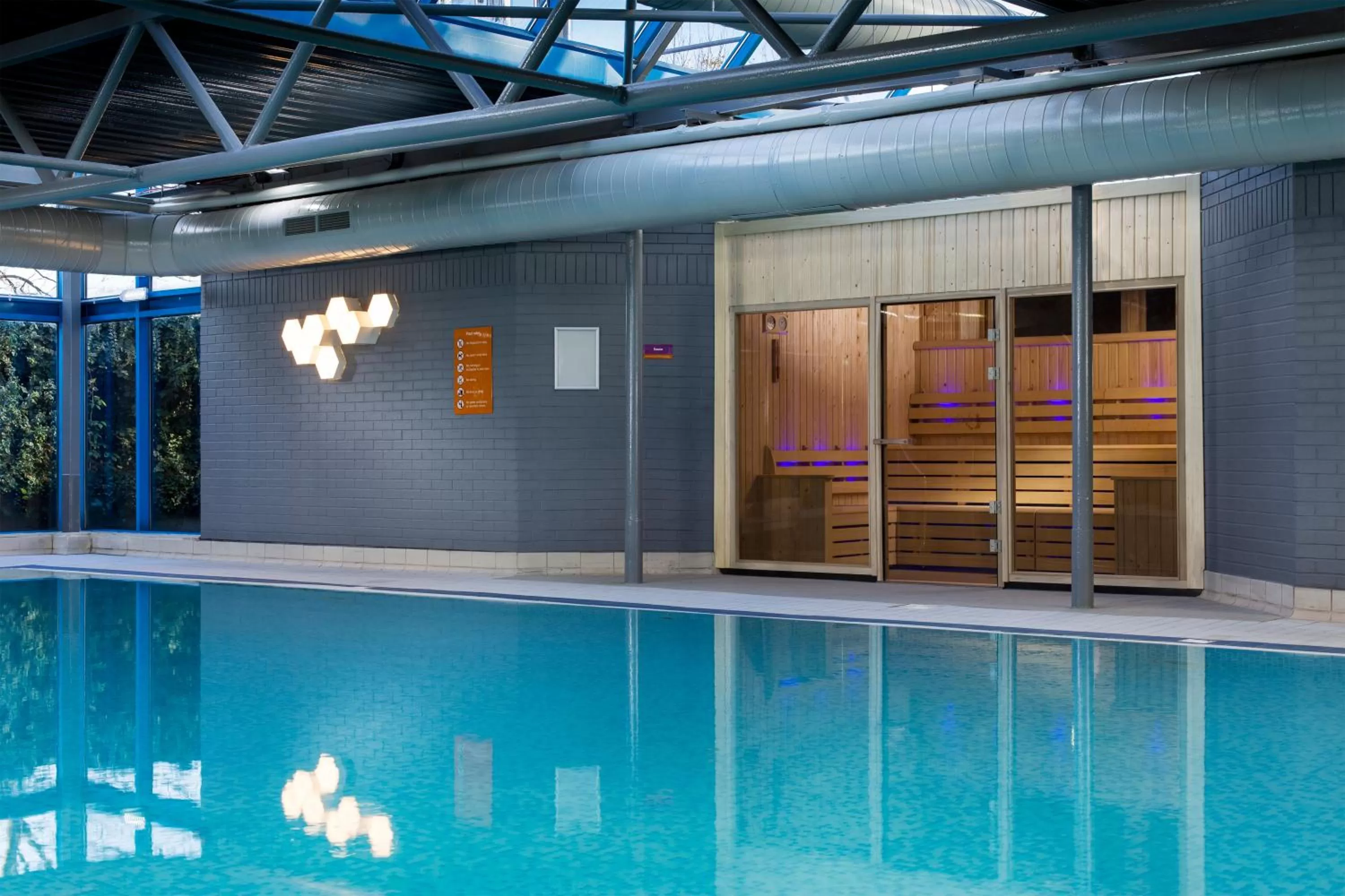 Swimming pool in Radisson Hotel and Conference Centre London Heathrow