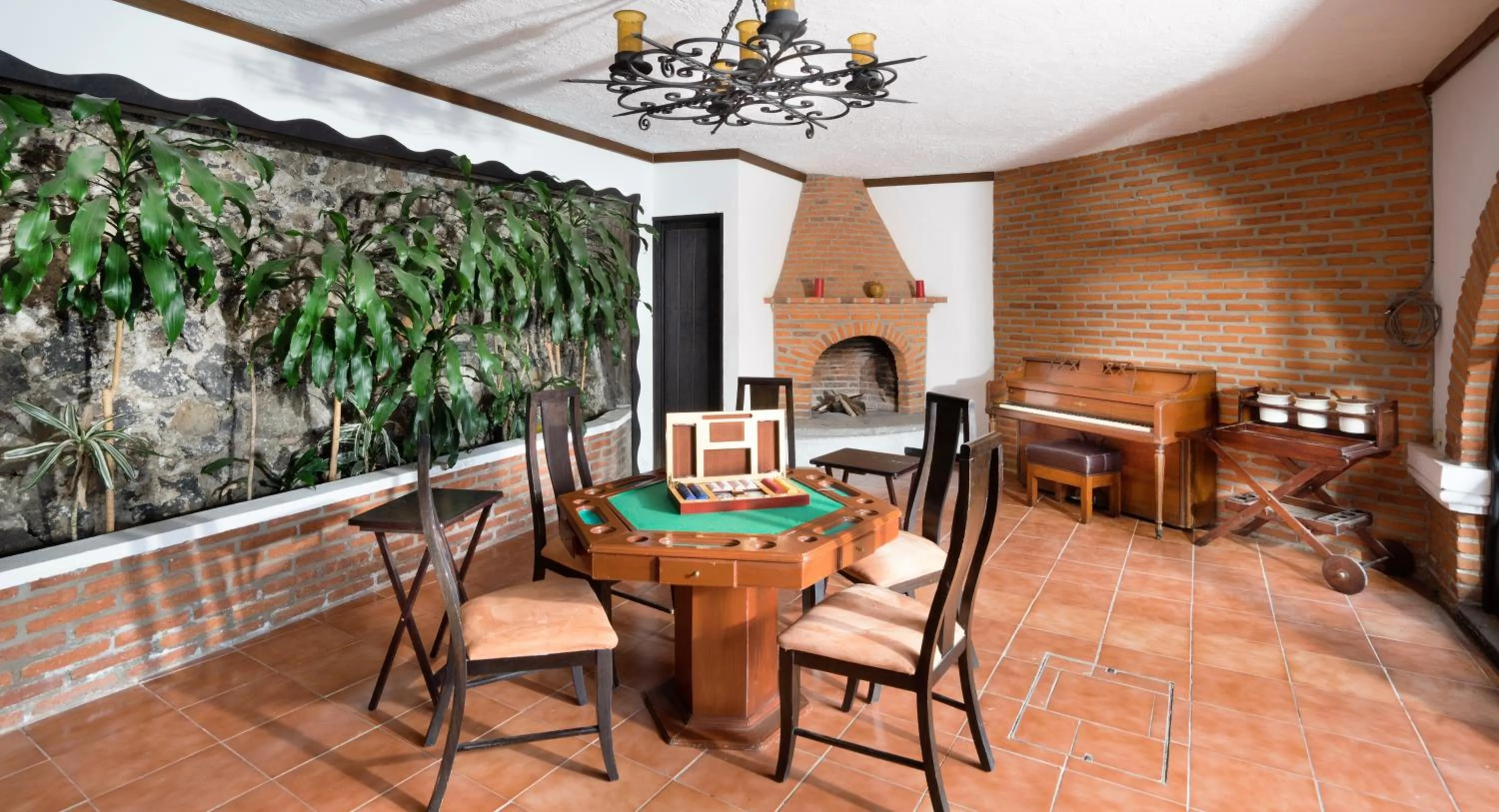 Communal lounge/ TV room in Hotel San Angelo