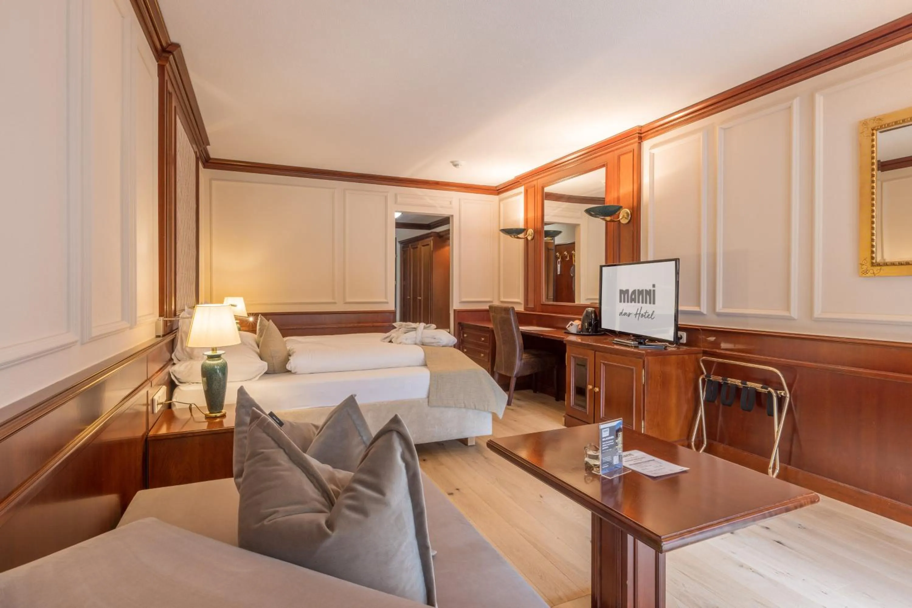 Living room, Bed in MANNI das Hotel