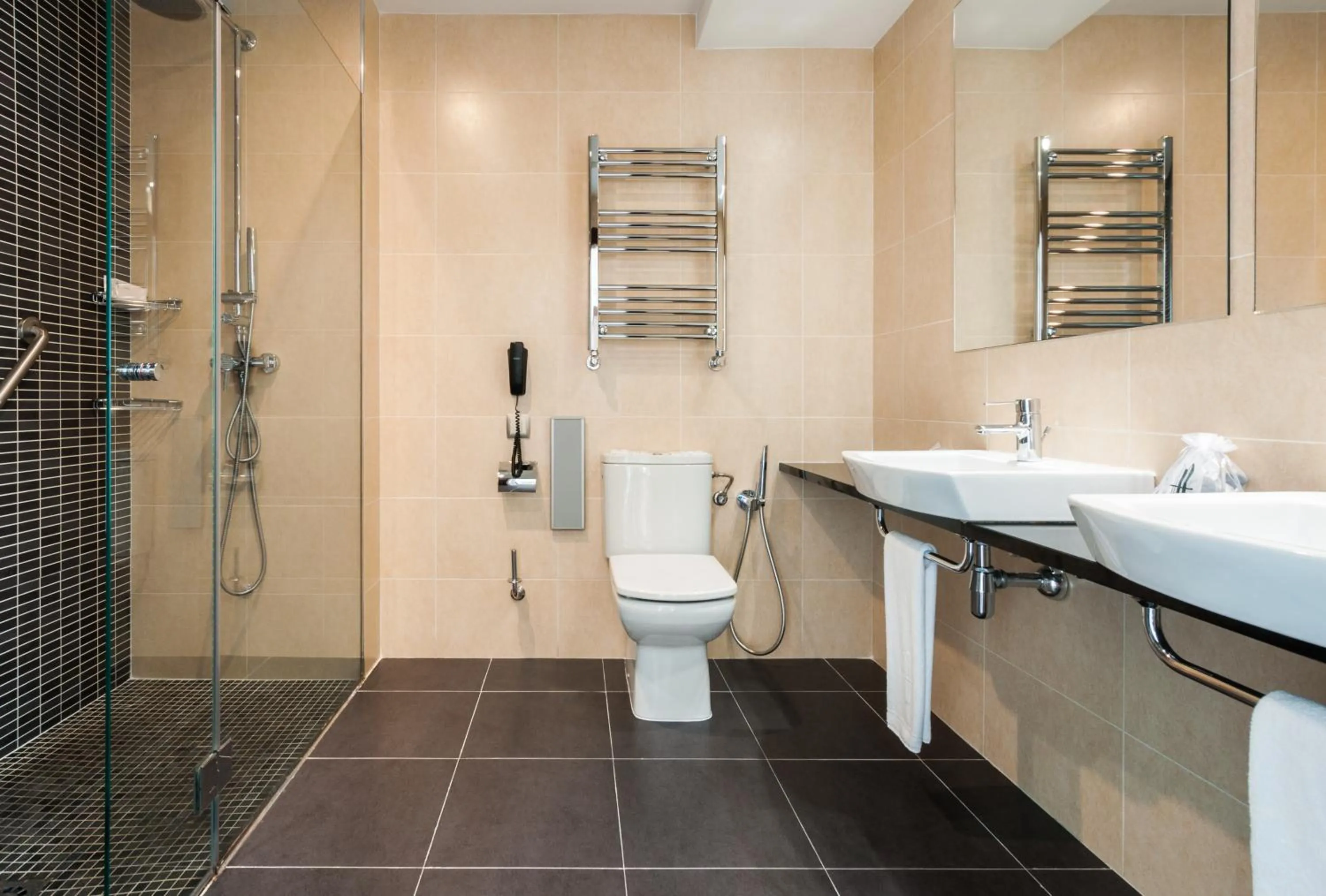 Shower in Gran Versalles