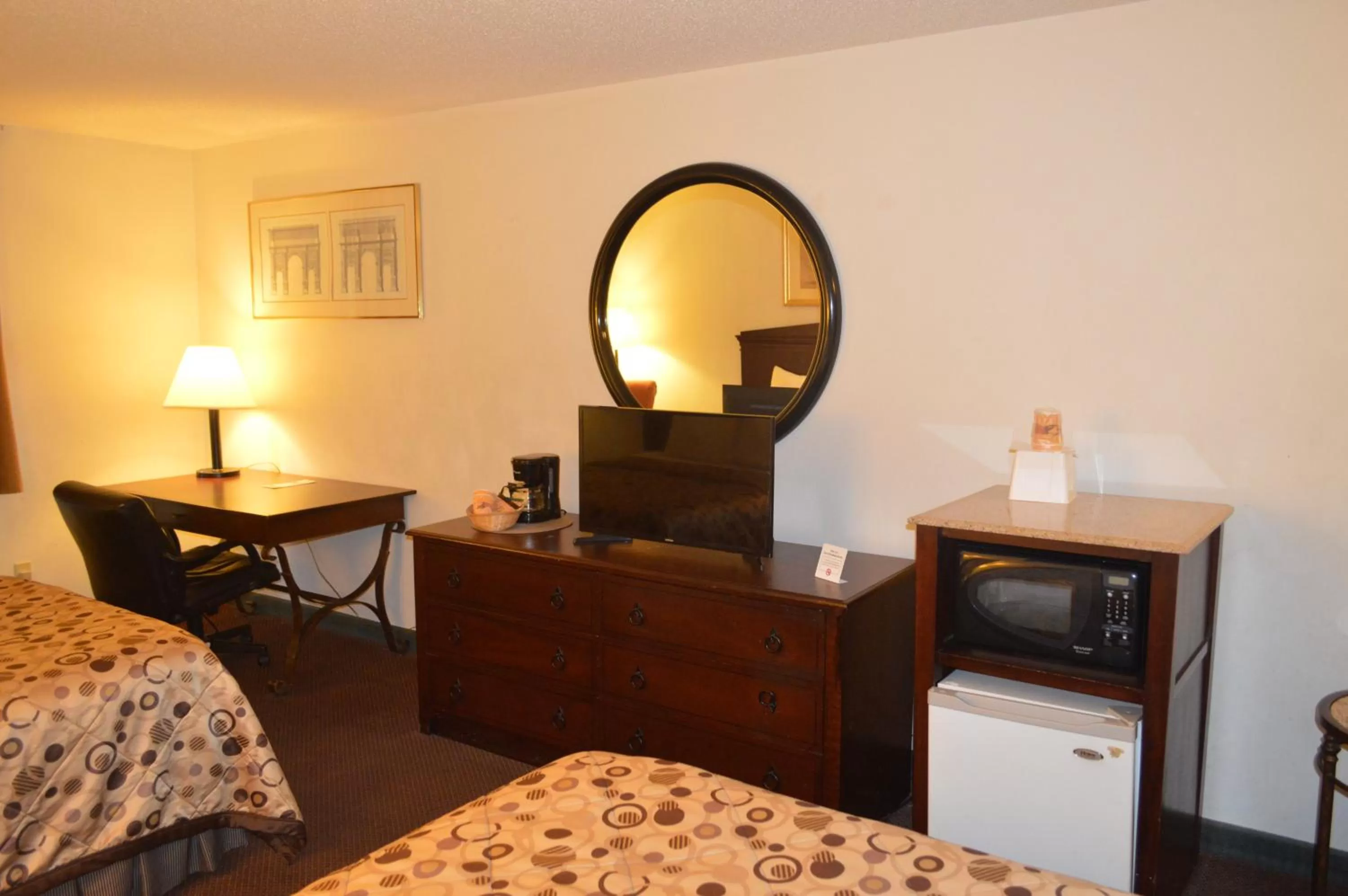 Bedroom, Bed in American Elite Inn